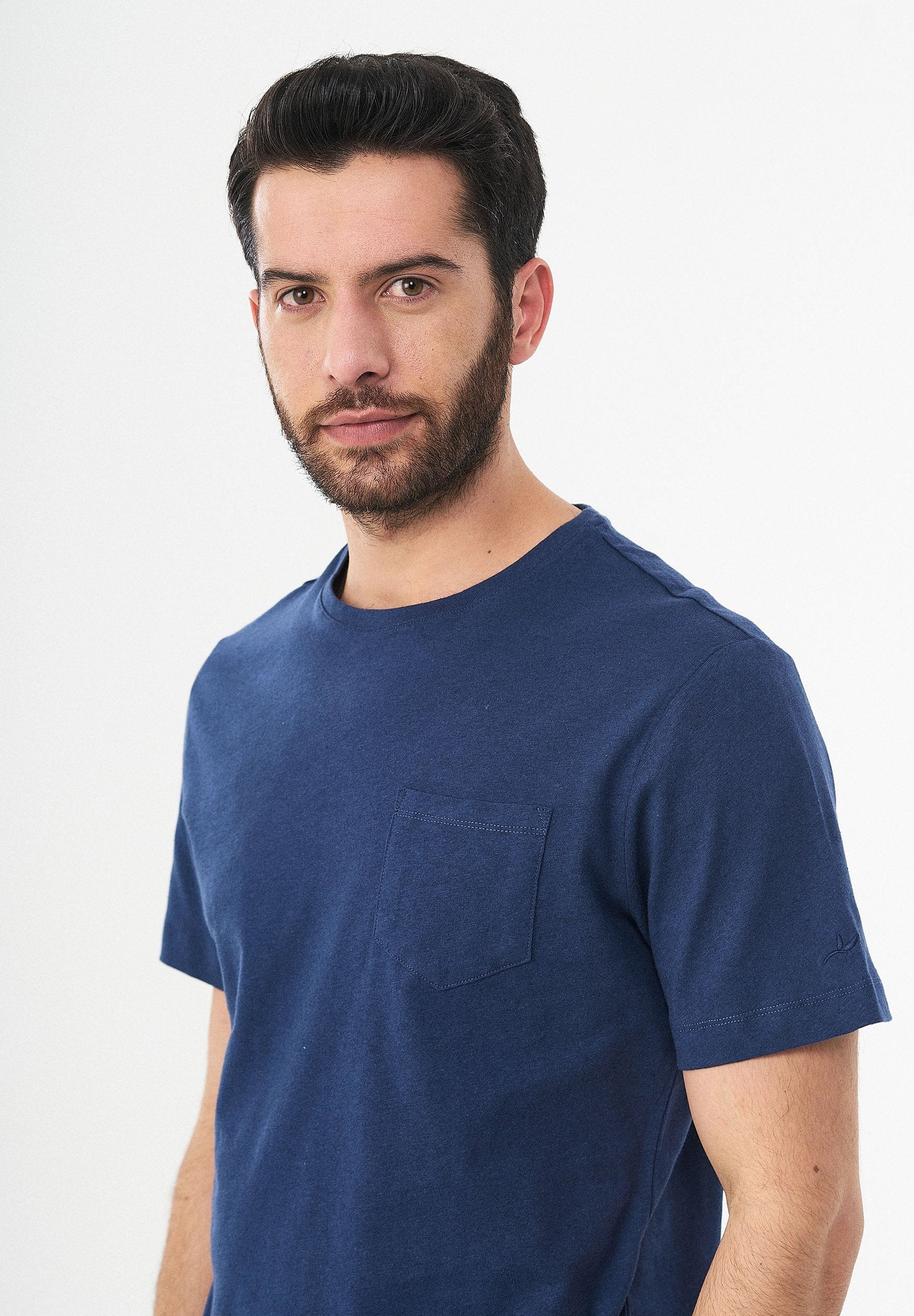 T-Shirt aus Bio-Baumwolle und Leinen mit Brusttasche