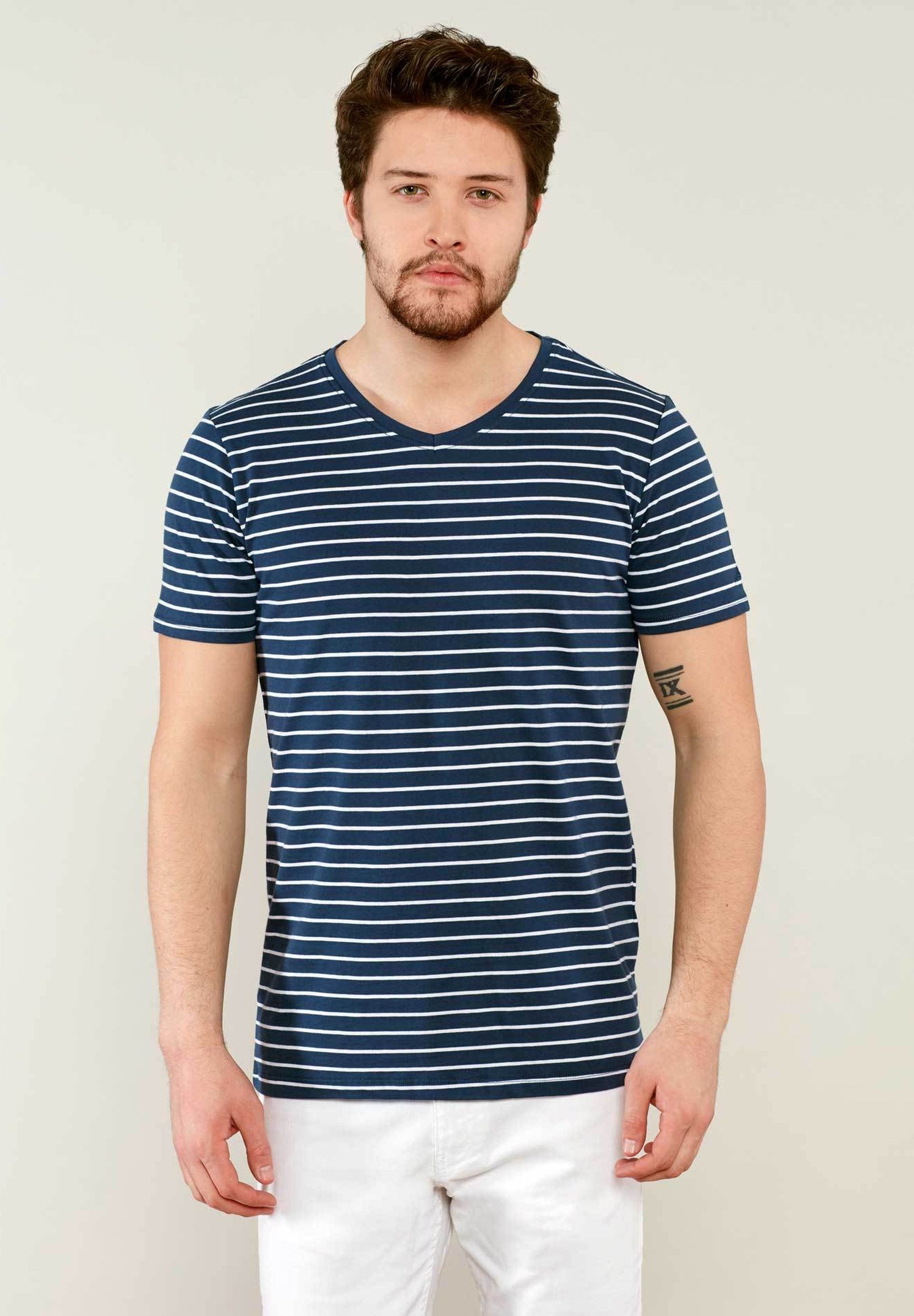 Ringelshirt aus Bio-Baumwolle mit V-Ausschnitt