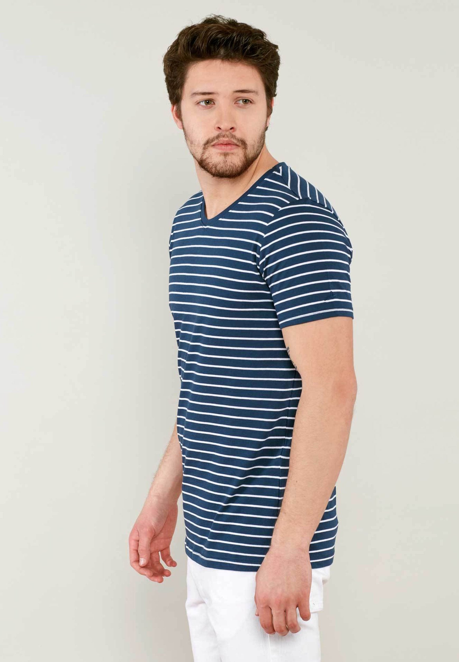Ringelshirt aus Bio-Baumwolle mit V-Ausschnitt