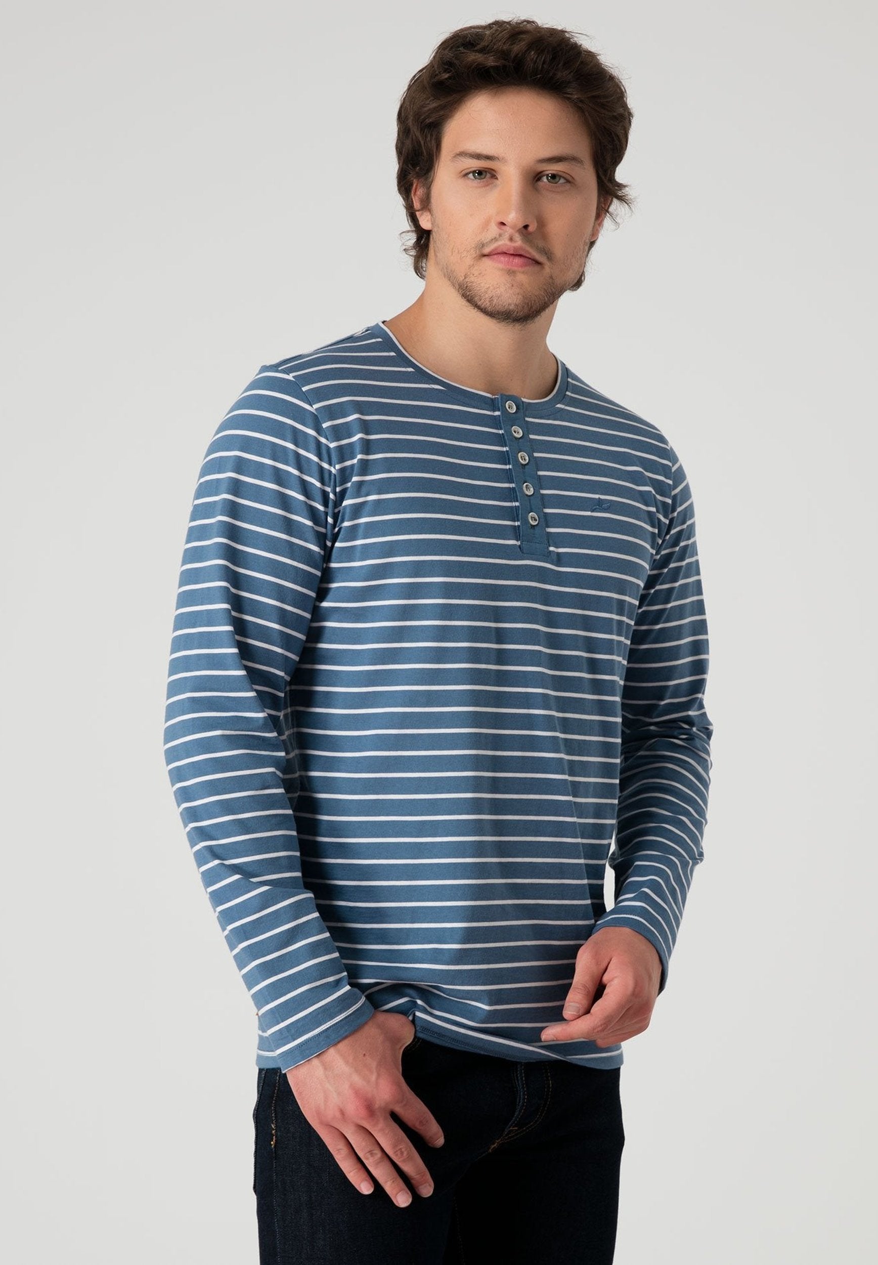 Herren Gestreiftes Henley Langarmshirt aus Bio-Baumwolle mit Knopfleiste