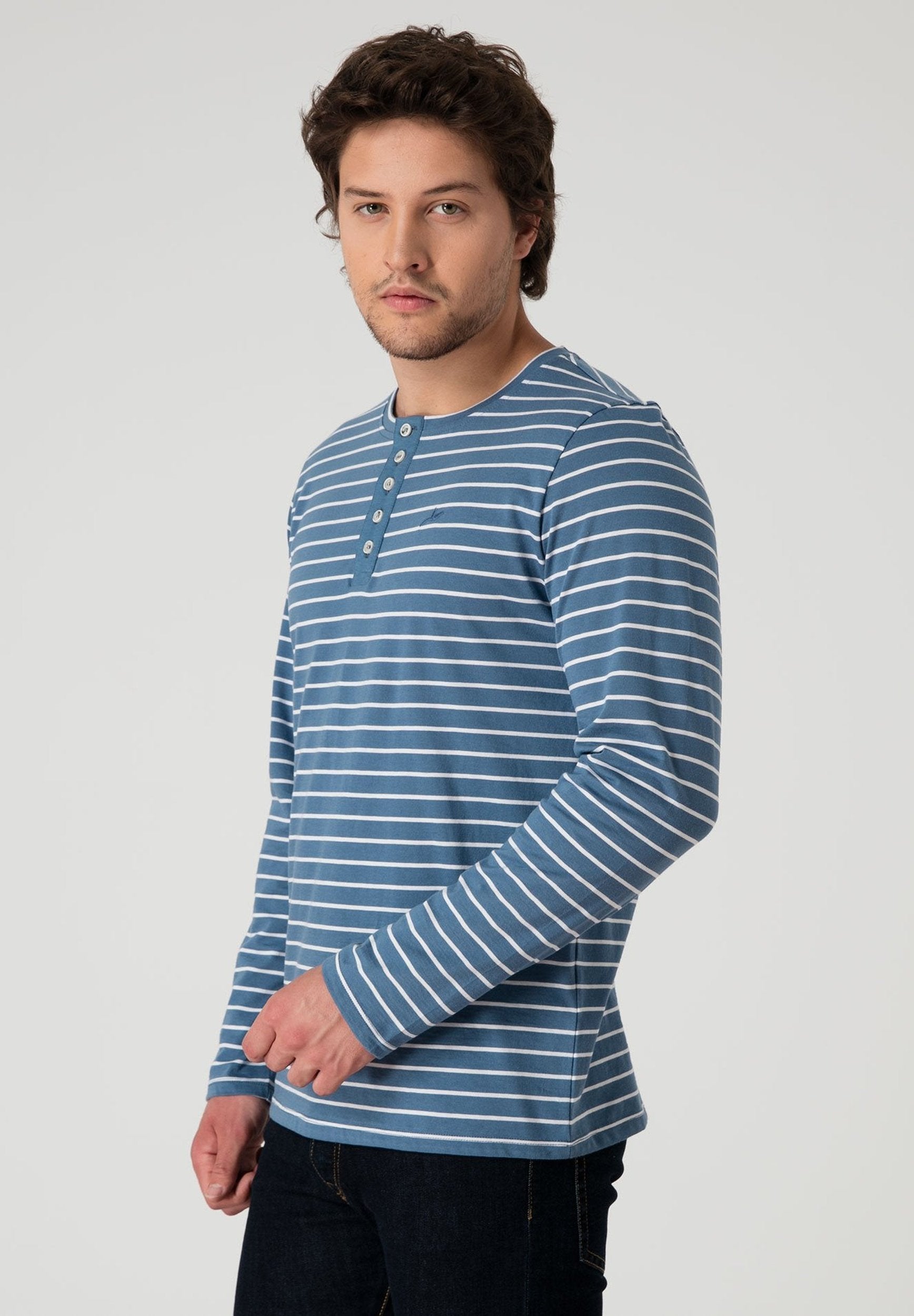 Gestreiftes Henley Langarmshirt aus Bio-Baumwolle mit Knopfleiste