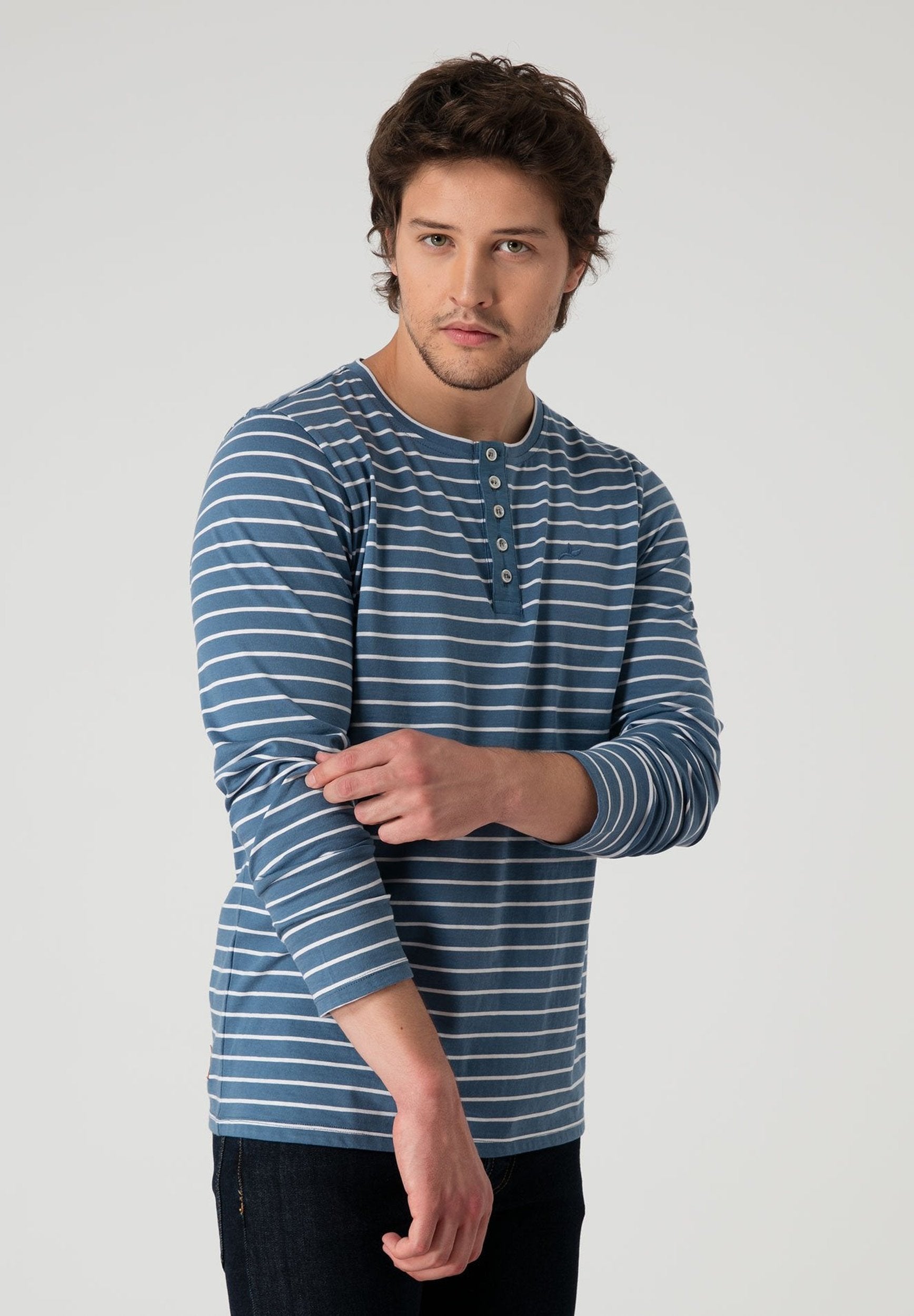 Gestreiftes Henley Langarmshirt aus Bio-Baumwolle mit Knopfleiste