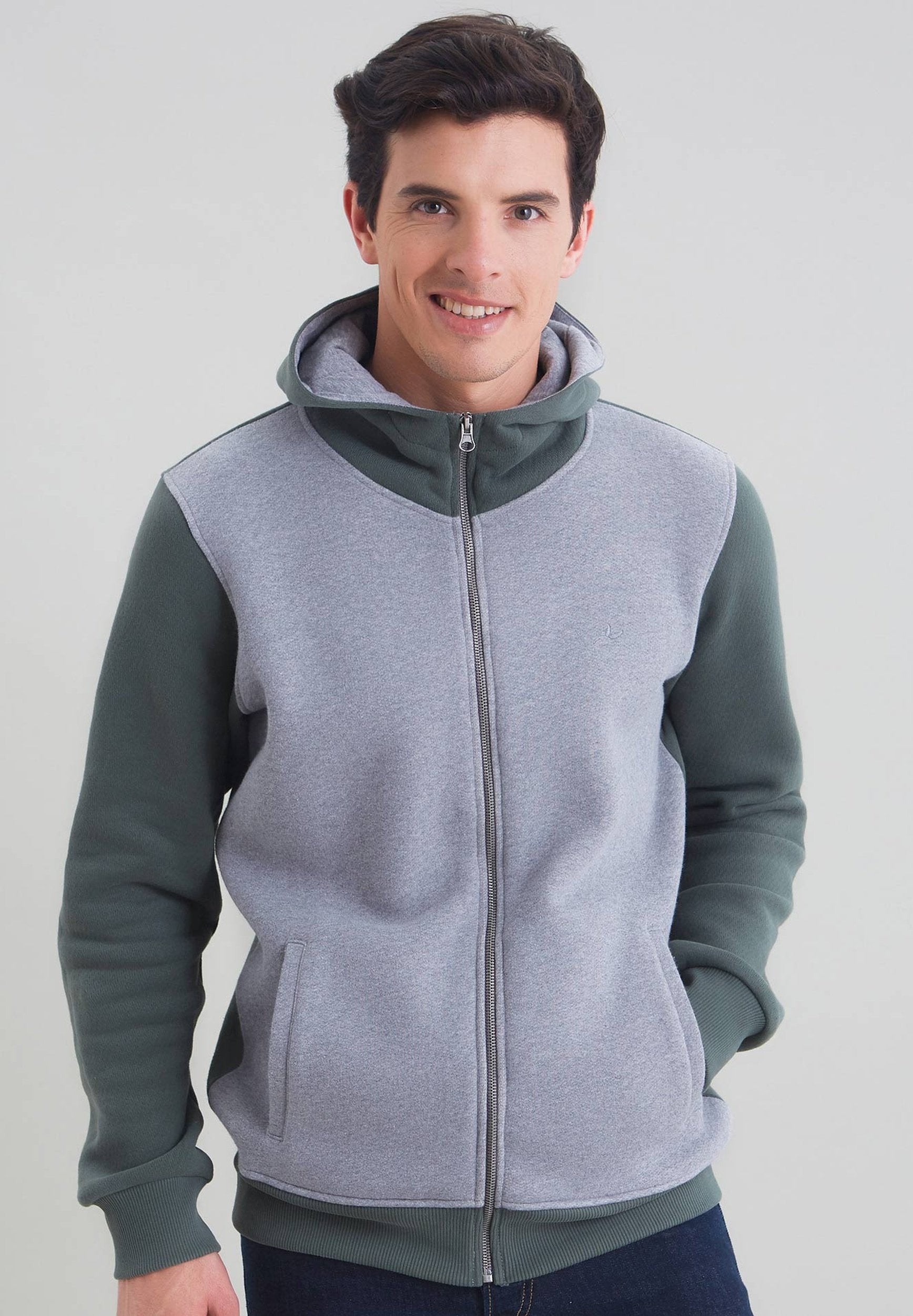 Kapuzensweatjacke aus Bio-Baumwolle mit kontrast Aermeln-Kapuze