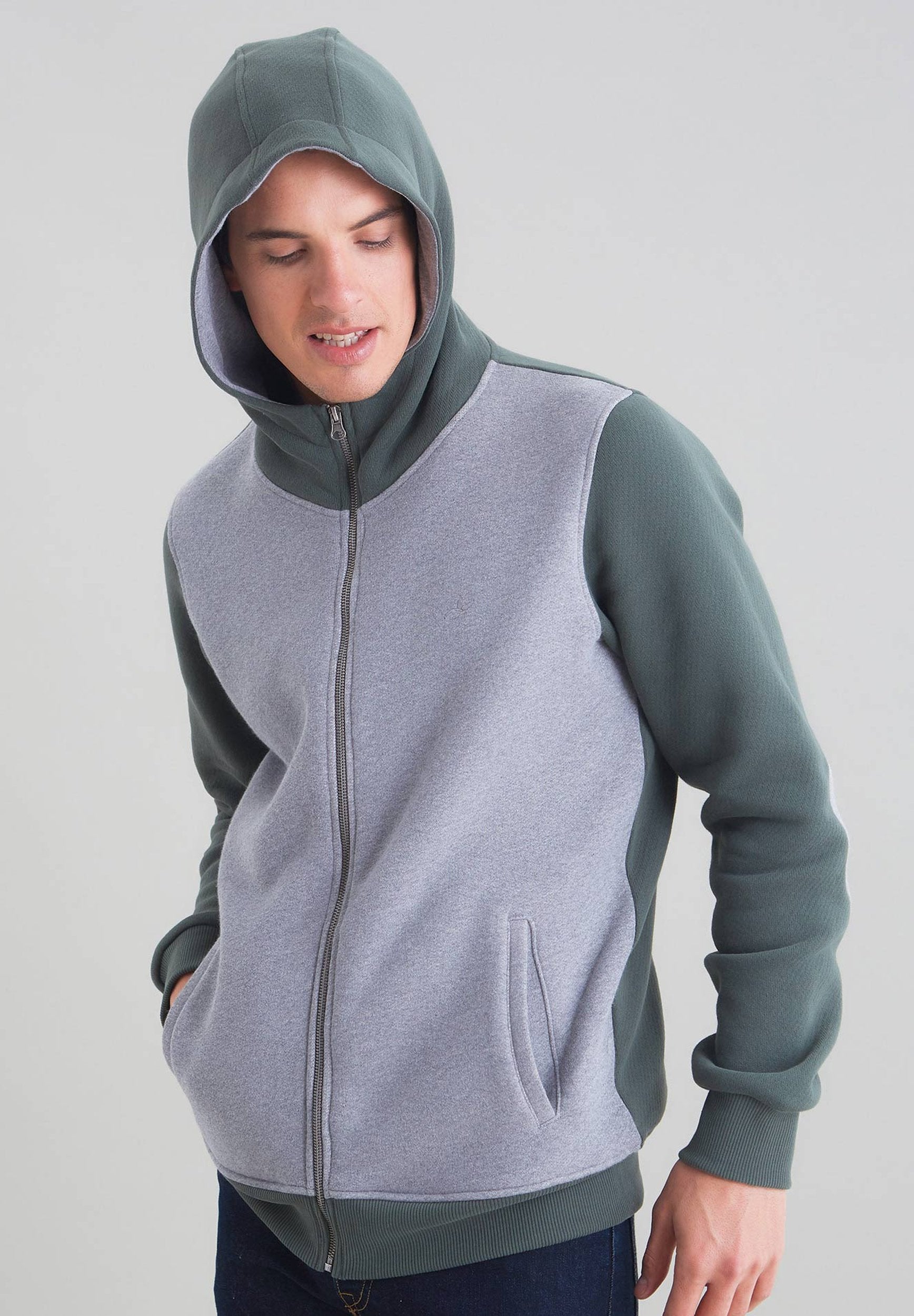 Kapuzensweatjacke aus Bio-Baumwolle mit kontrast Aermeln-Kapuze
