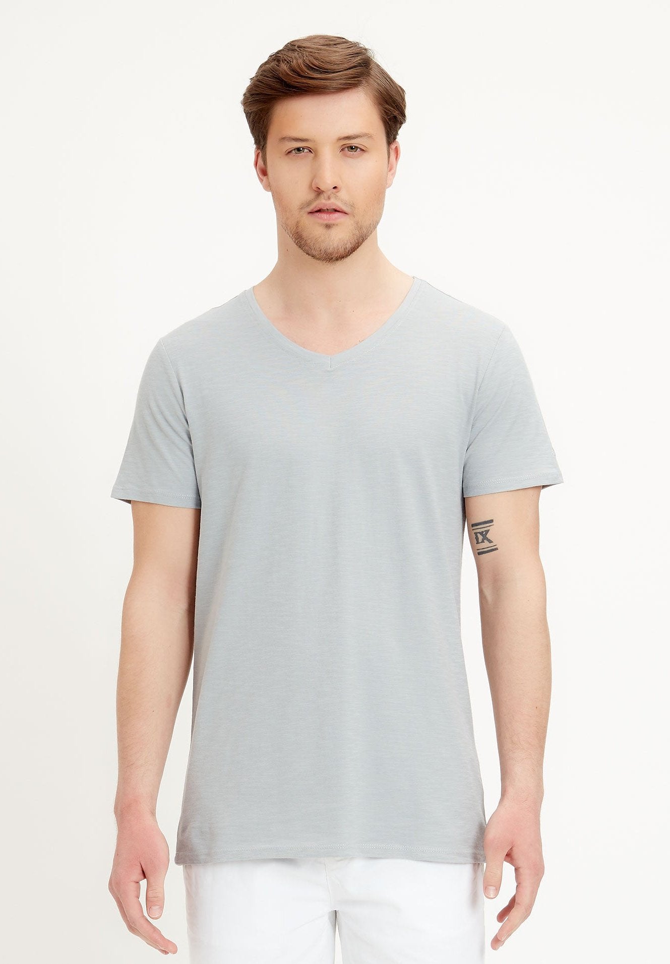 Basic T-Shirt aus Bio-Baumwolle mit V-Ausschnitt