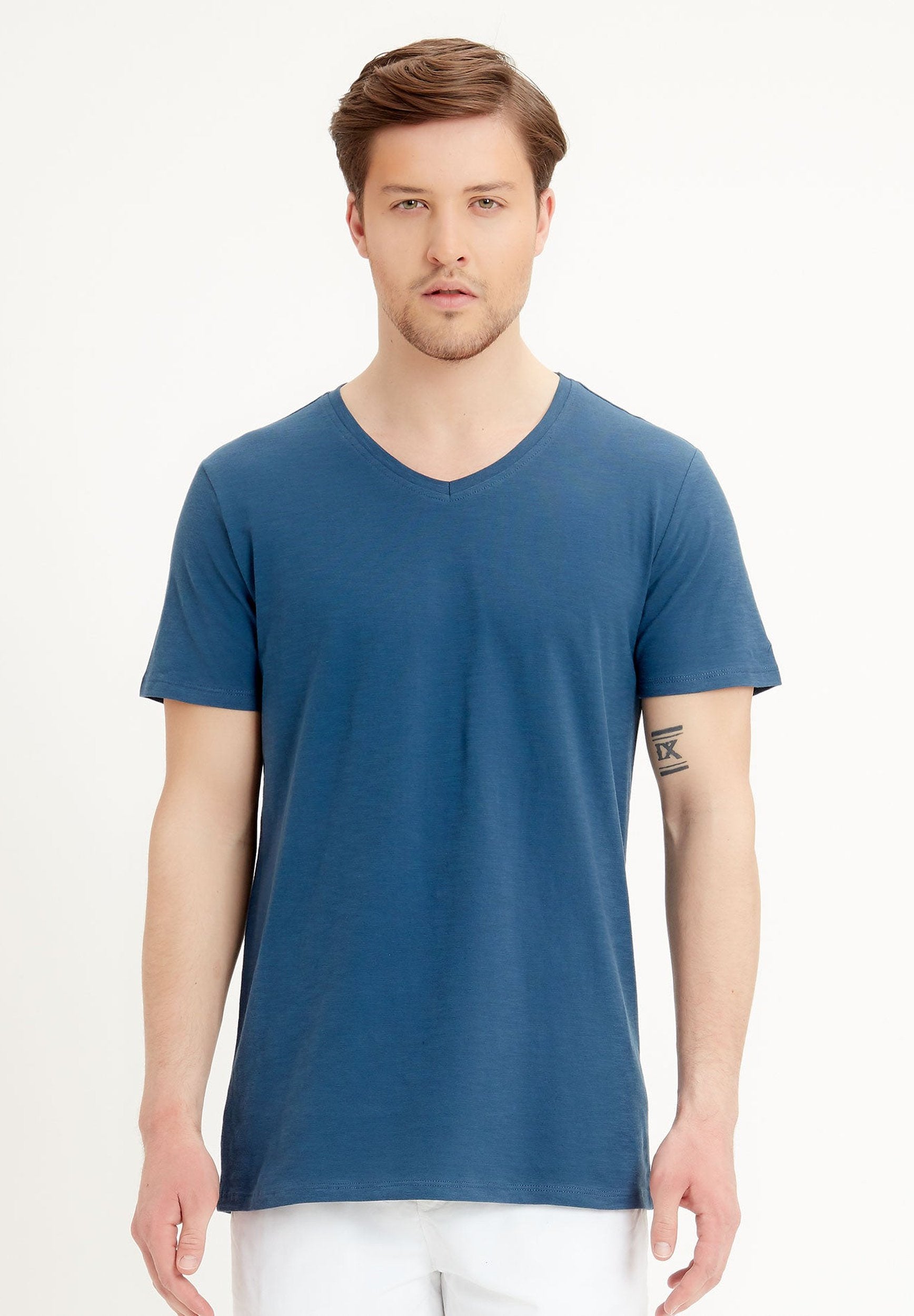 Basic T-Shirt aus Bio-Baumwolle mit V-Ausschnitt