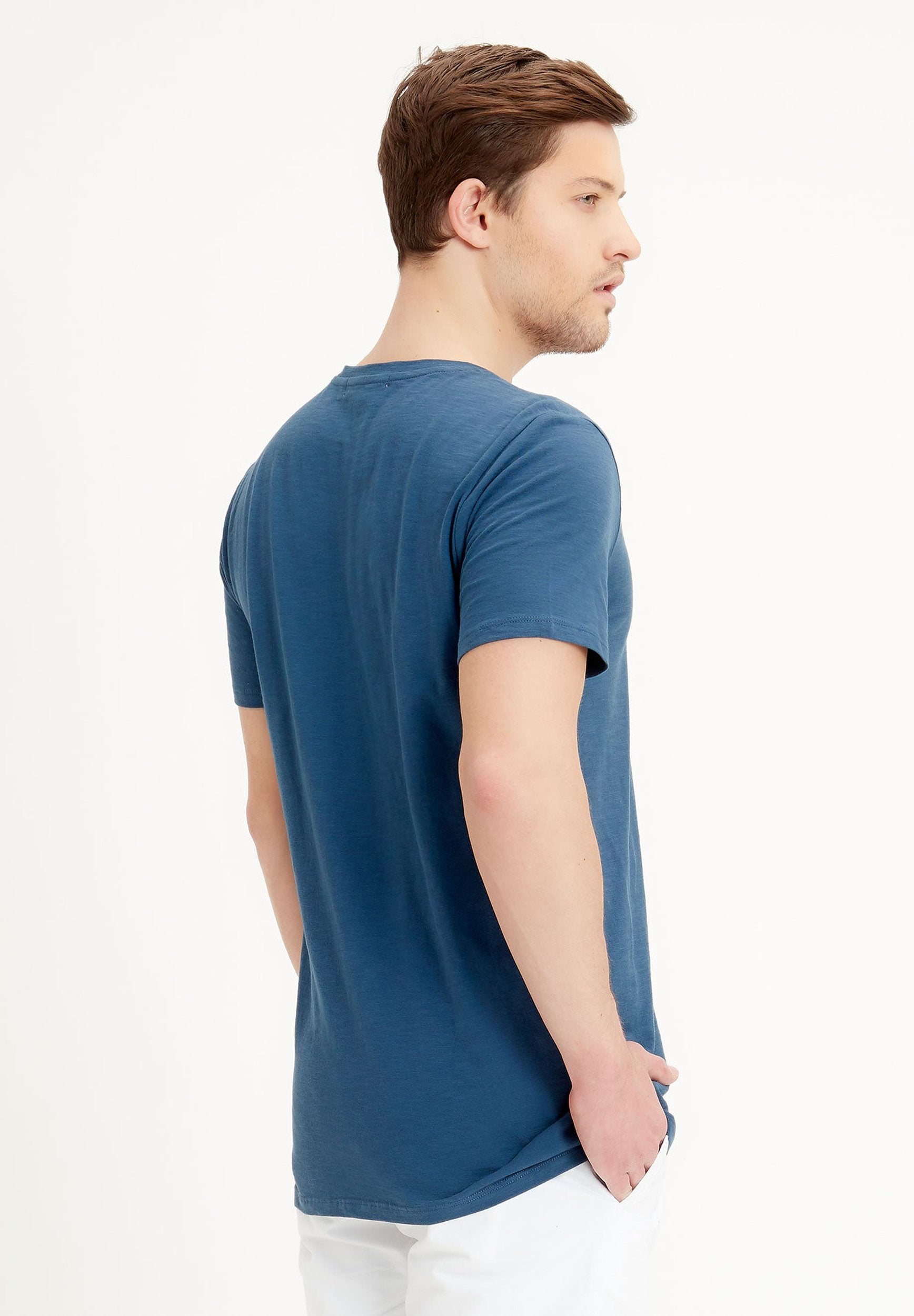 Basic T-Shirt aus Bio-Baumwolle mit V-Ausschnitt
