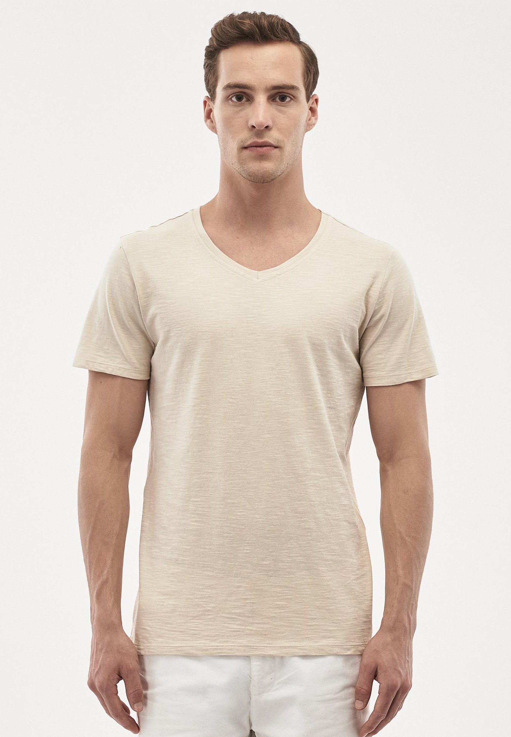 Basic T-Shirt aus Bio-Baumwolle mit V-Ausschnitt
