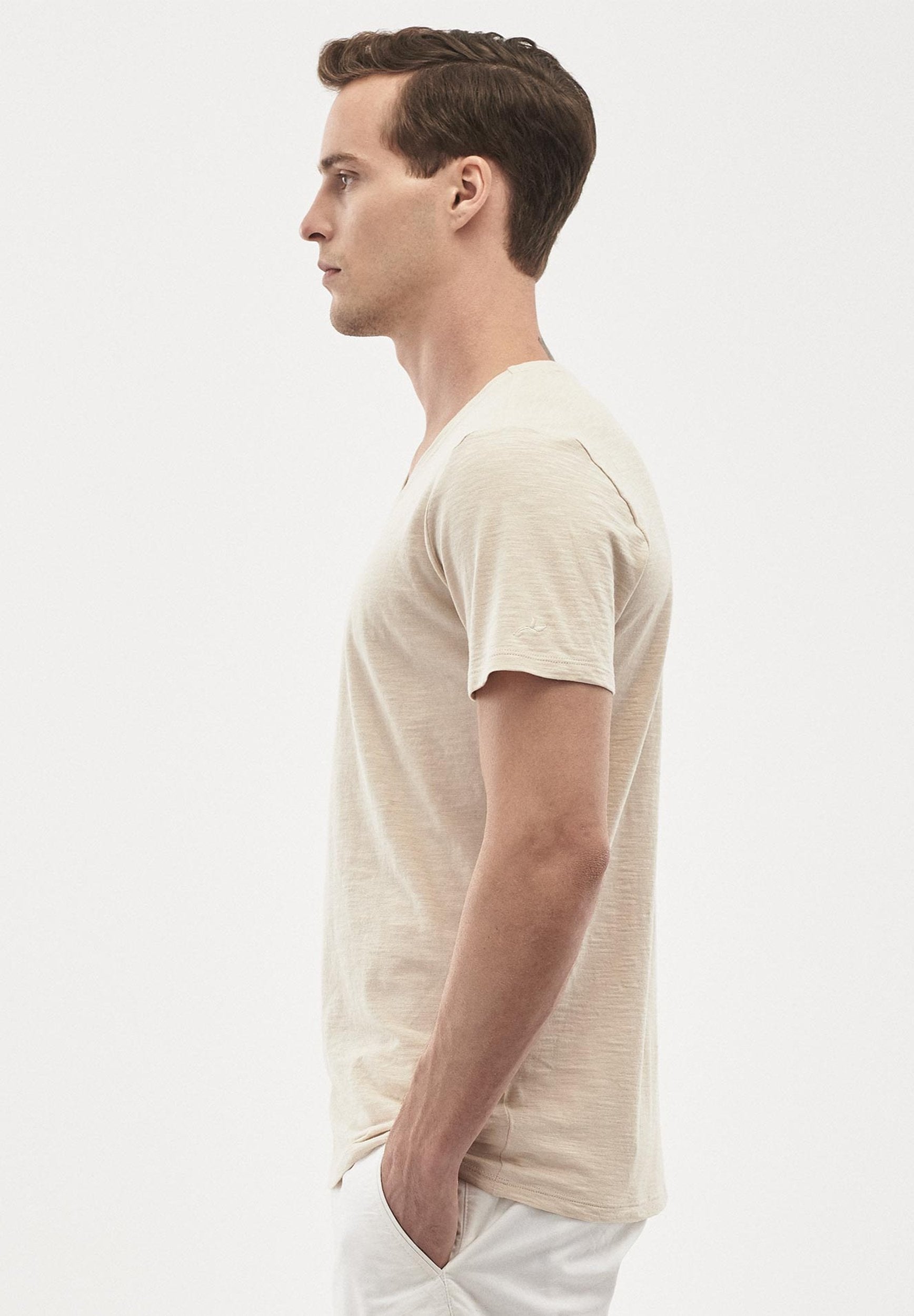 Basic T-Shirt aus Bio-Baumwolle mit V-Ausschnitt