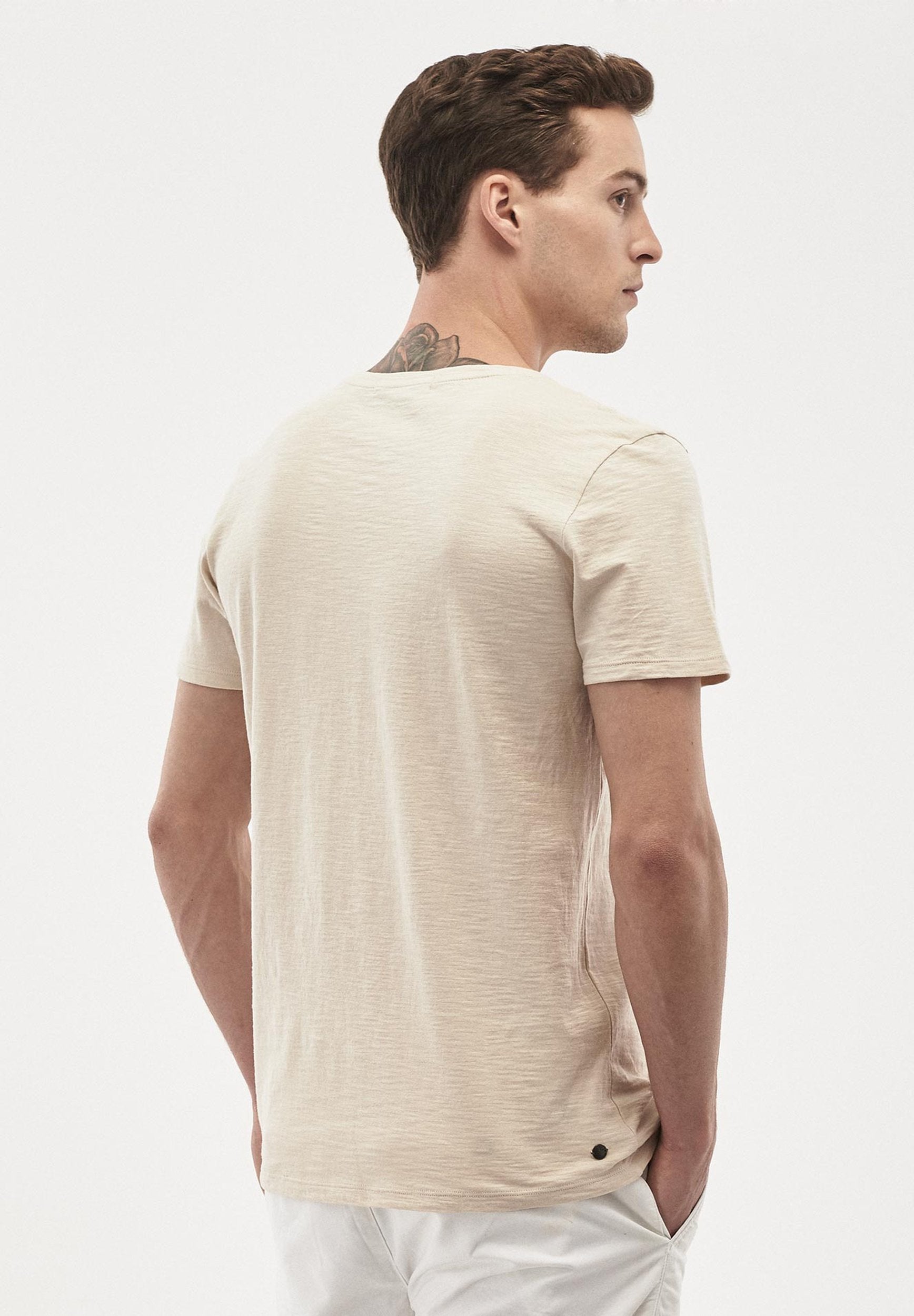 Basic T-Shirt aus Bio-Baumwolle mit V-Ausschnitt