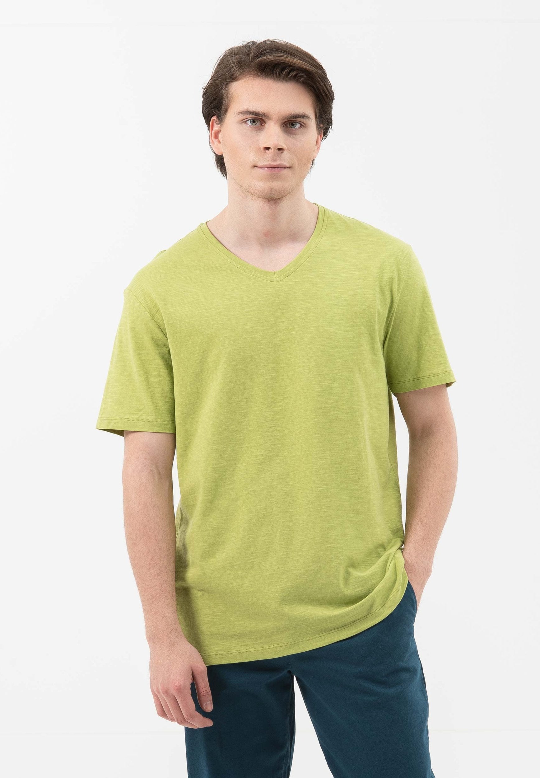 Basic T-Shirt aus Bio-Baumwolle mit V-Ausschnitt