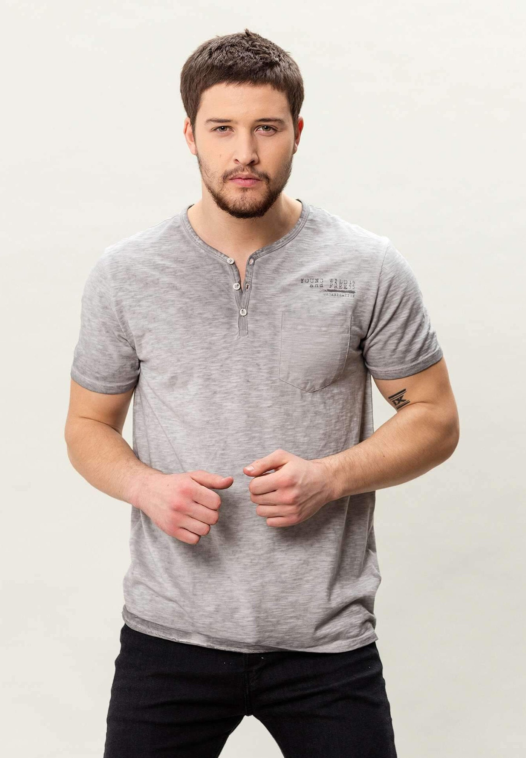 Garment Dyed Henley T-Shirt aus Bio-Baumwolle