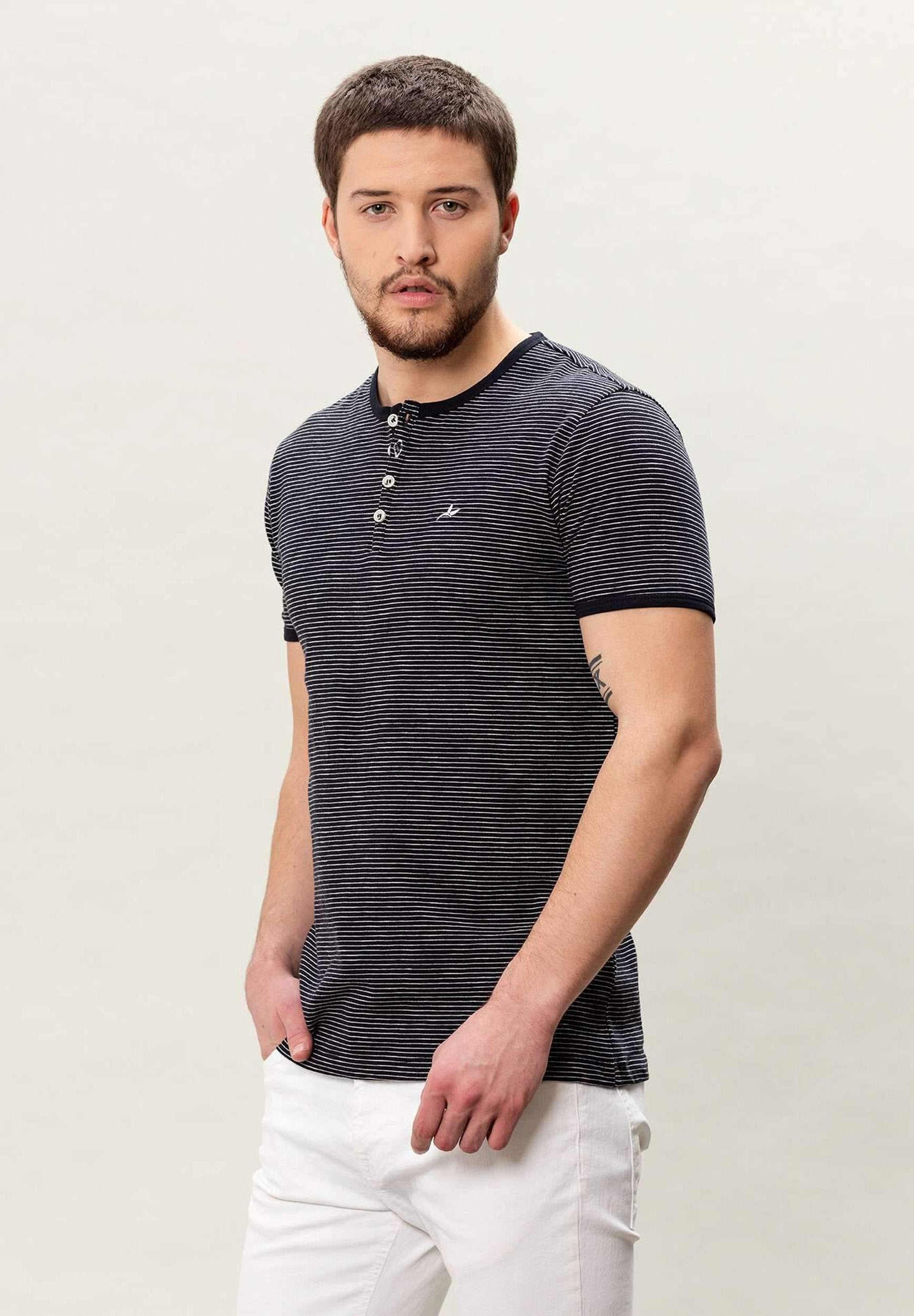 Gestreiftes Henley T-Shirt aus Bio-Baumwolle