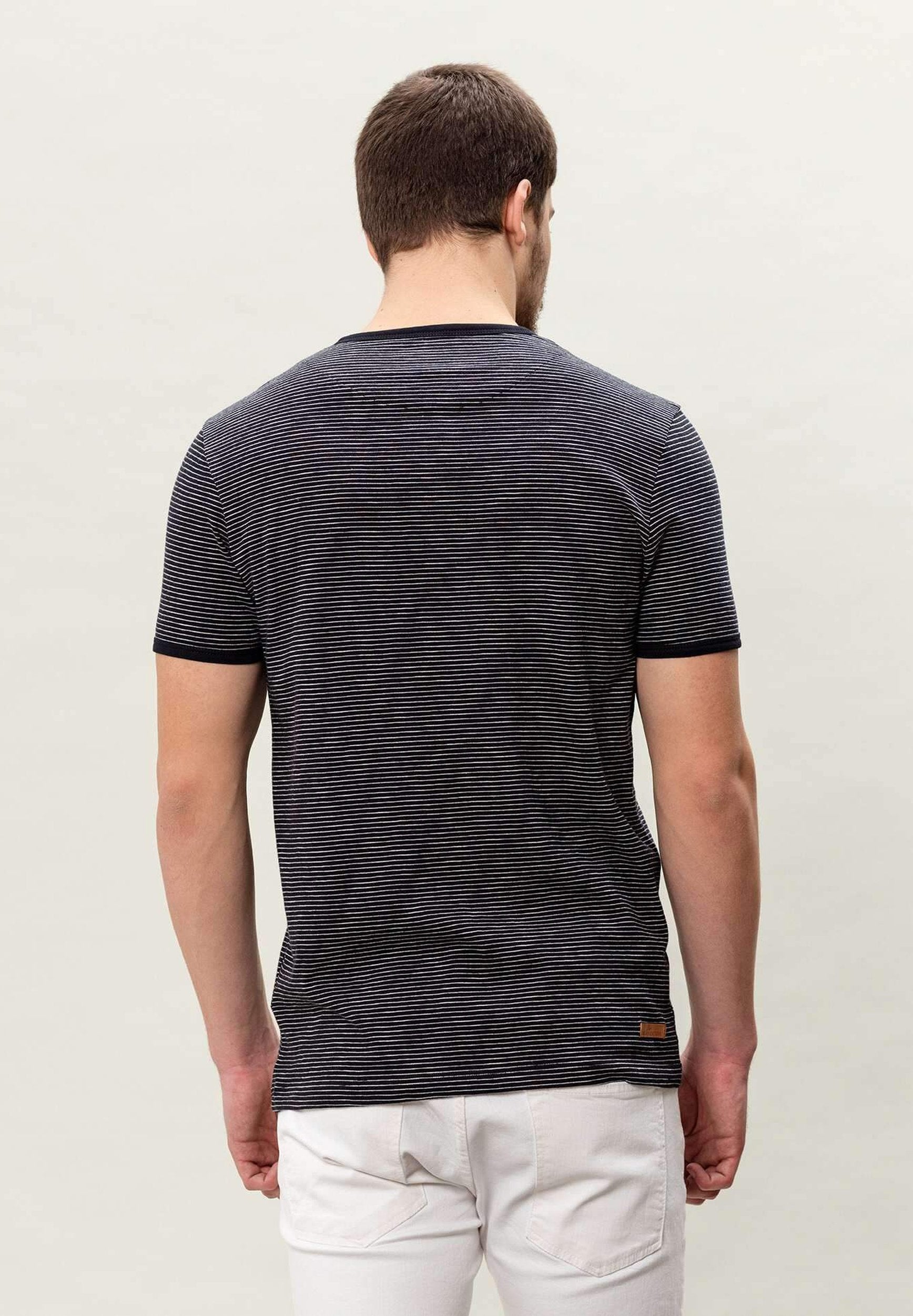 Gestreiftes Henley T-Shirt aus Bio-Baumwolle