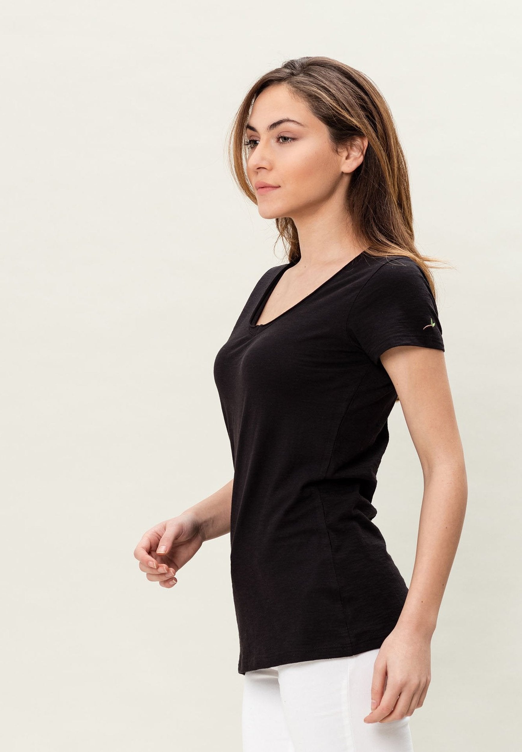 Basic T-Shirt aus Bio-Baumwolle mit V-Ausschnitt