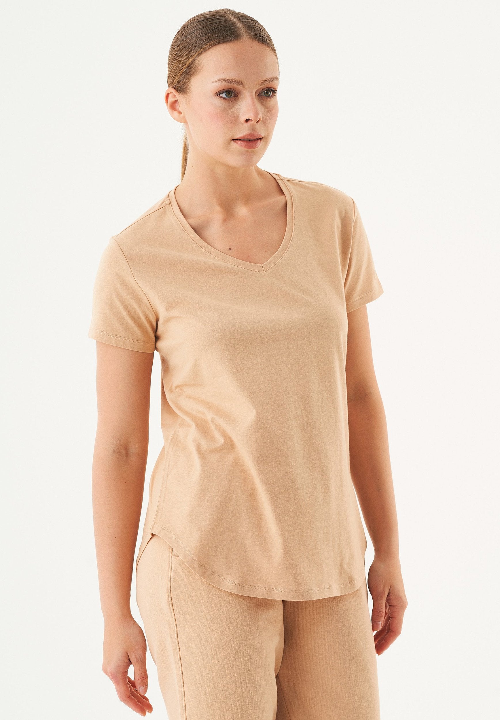ESSENTIALS-TUBA- Basic T-Shirt aus Bio-Baumwolle mit V-Ausschnitt