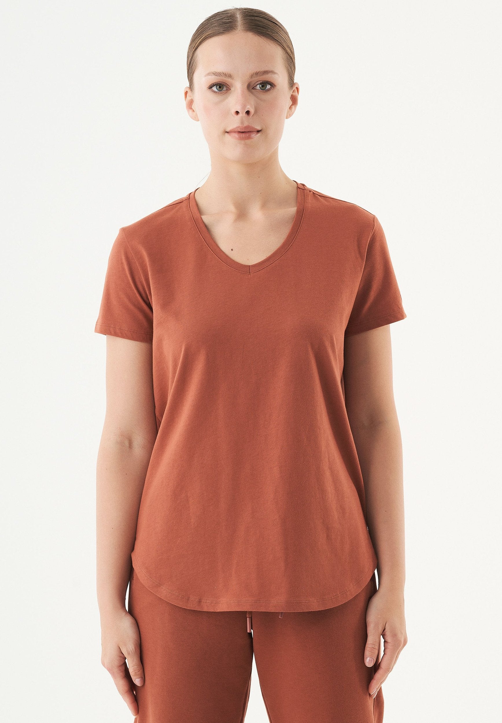 TUBA- Basic T-Shirt aus Bio-Baumwolle mit V-Ausschnitt