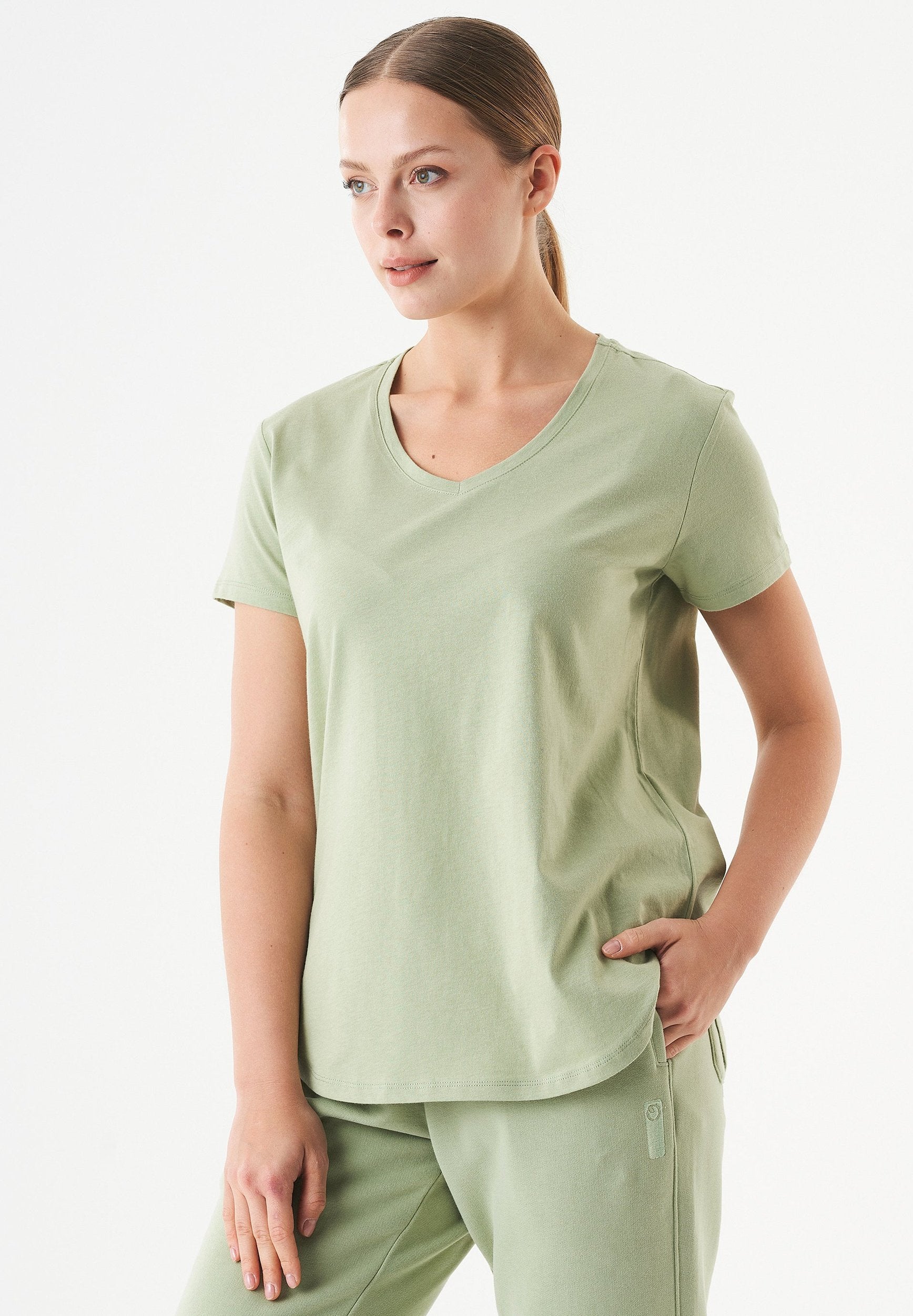 TUBA Basic T-Shirt aus Bio-Baumwolle mit V-Ausschnitt