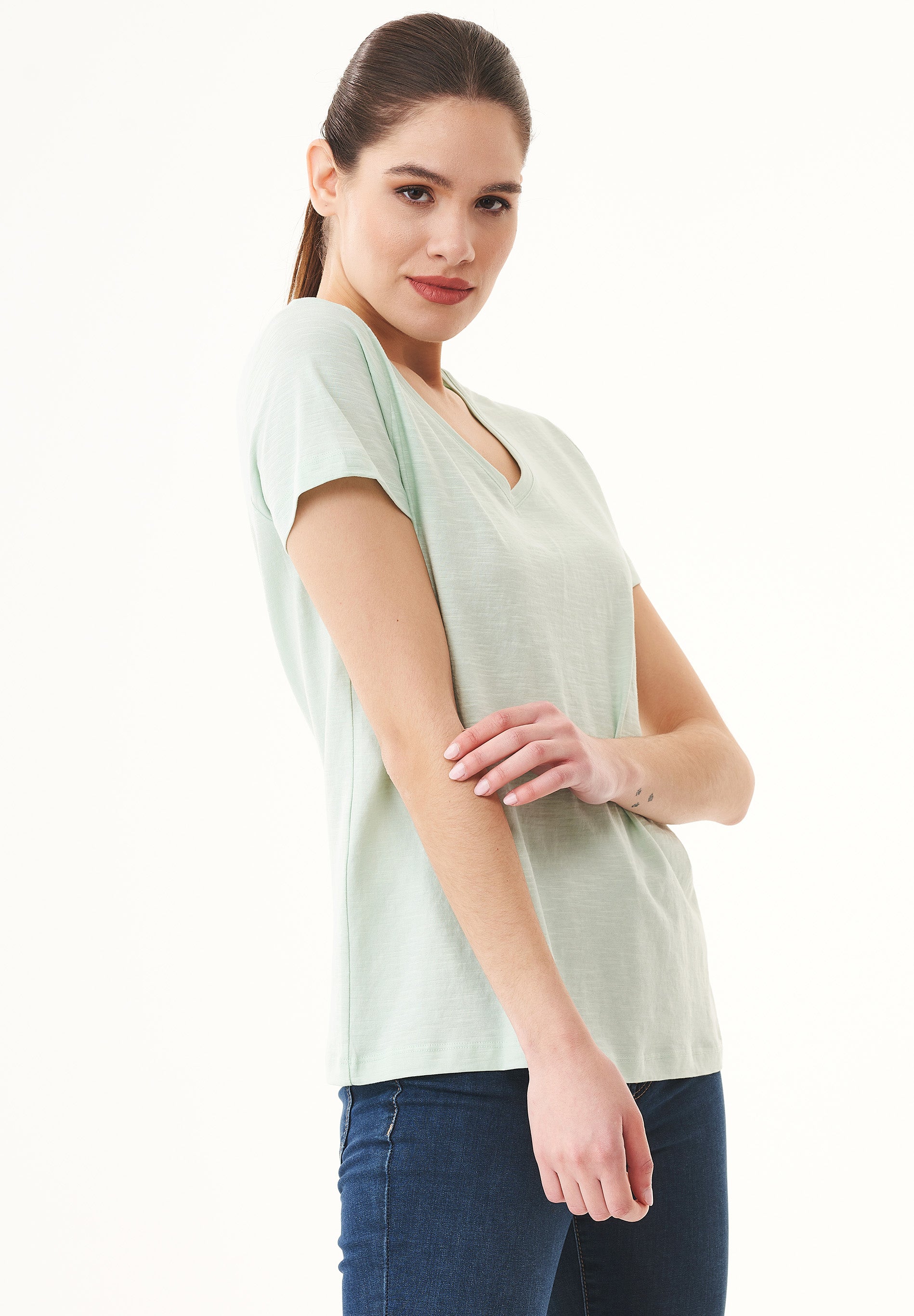 Basic T-Shirt aus Bio-Baumwolle mit V-Ausschnitt