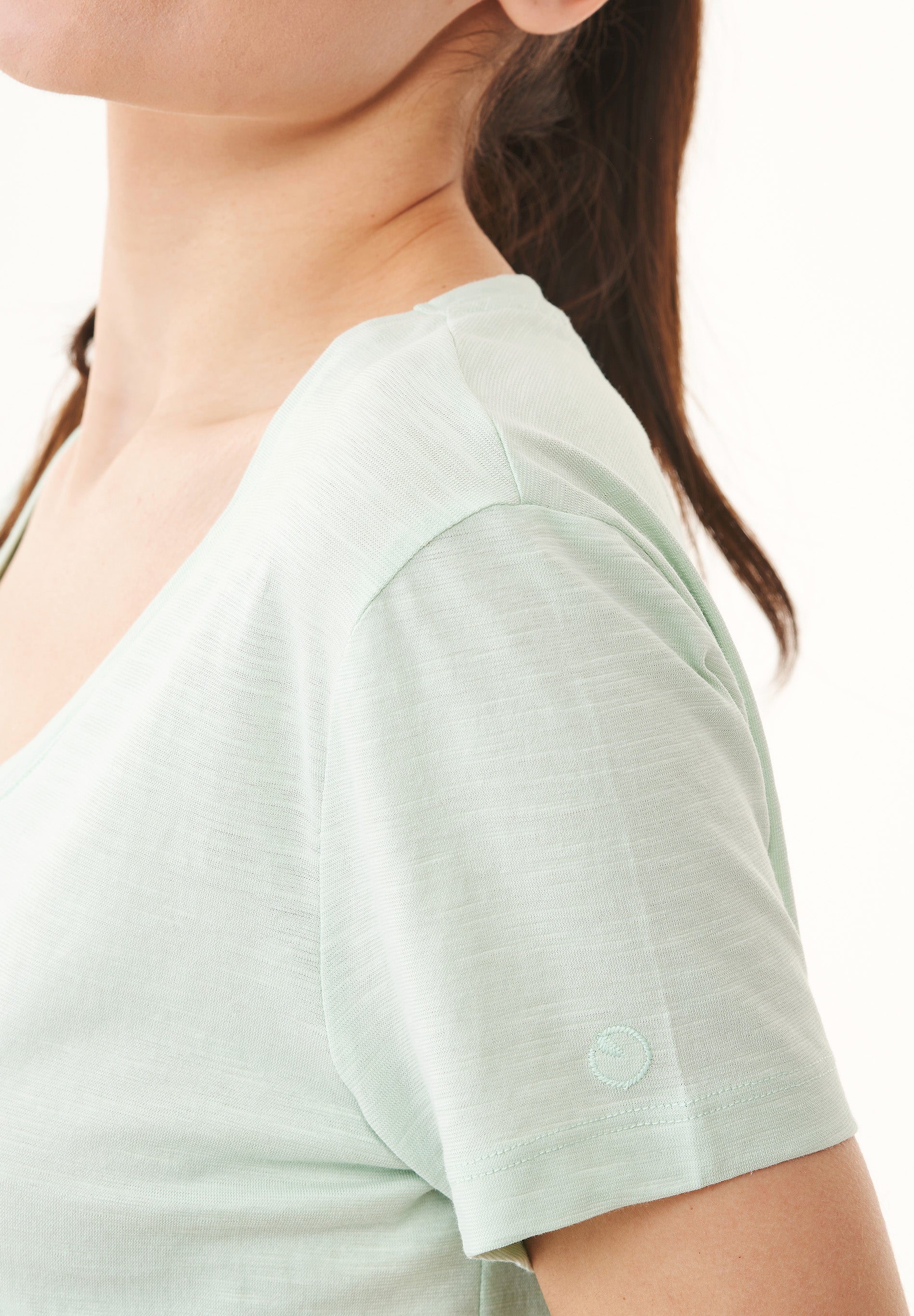 Basic T-Shirt aus Bio-Baumwolle mit V-Ausschnitt