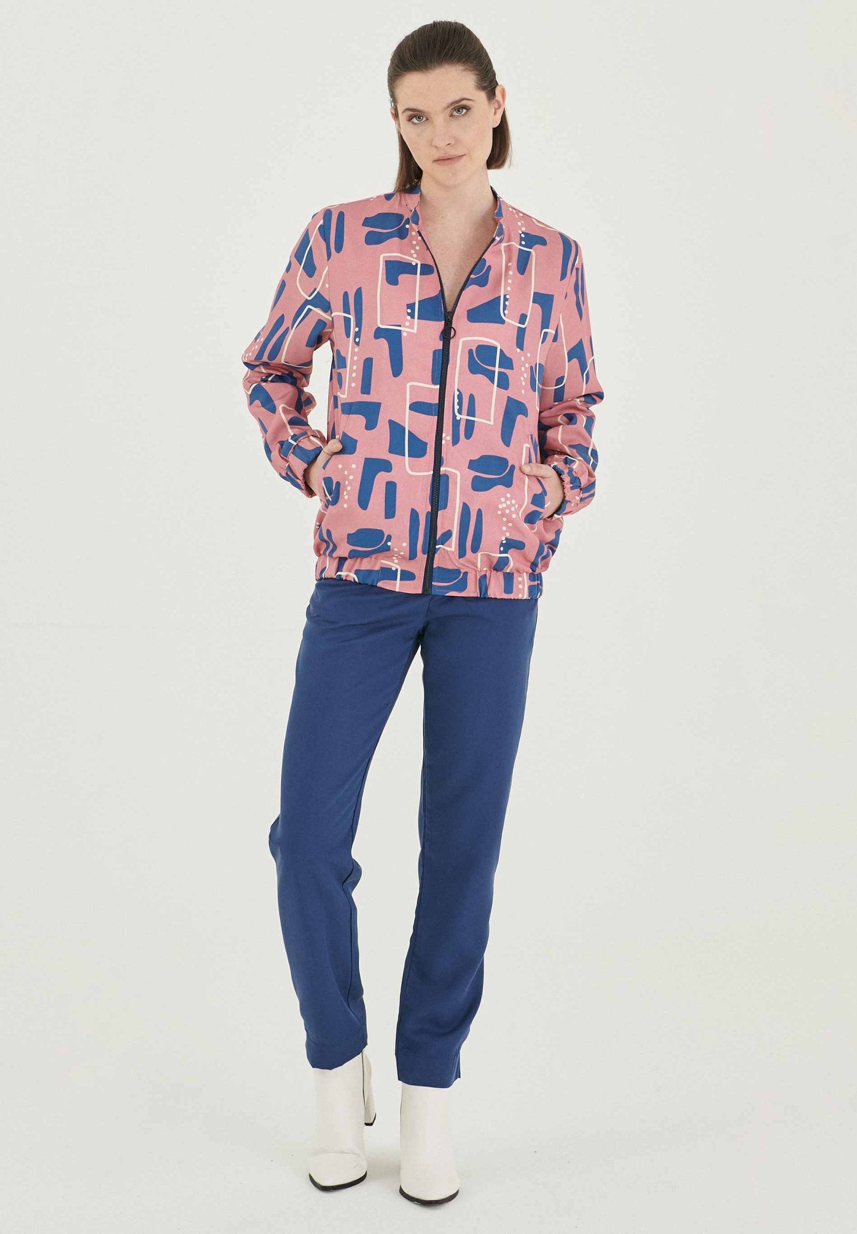 Bomberjacke aus TENCEL™ Lyocell mit Allover-Print