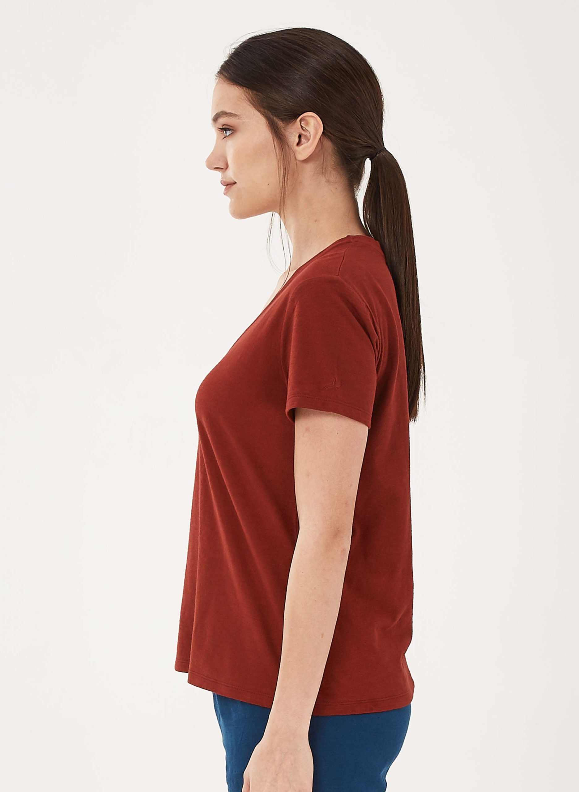 Basic T-Shirt aus Bio-Baumwolle mit V-Ausschnitt