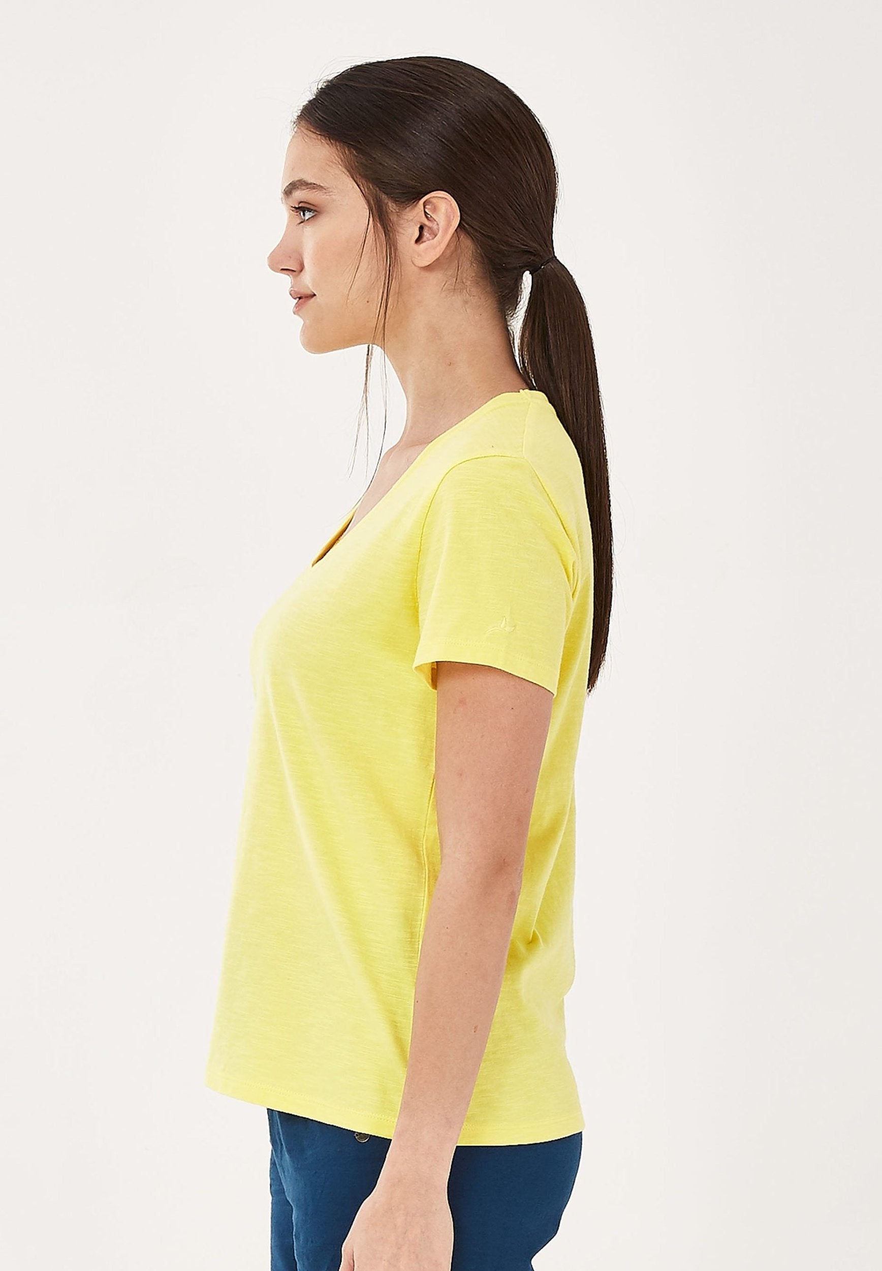 Basic T-Shirt aus Bio-Baumwolle mit V-Ausschnitt