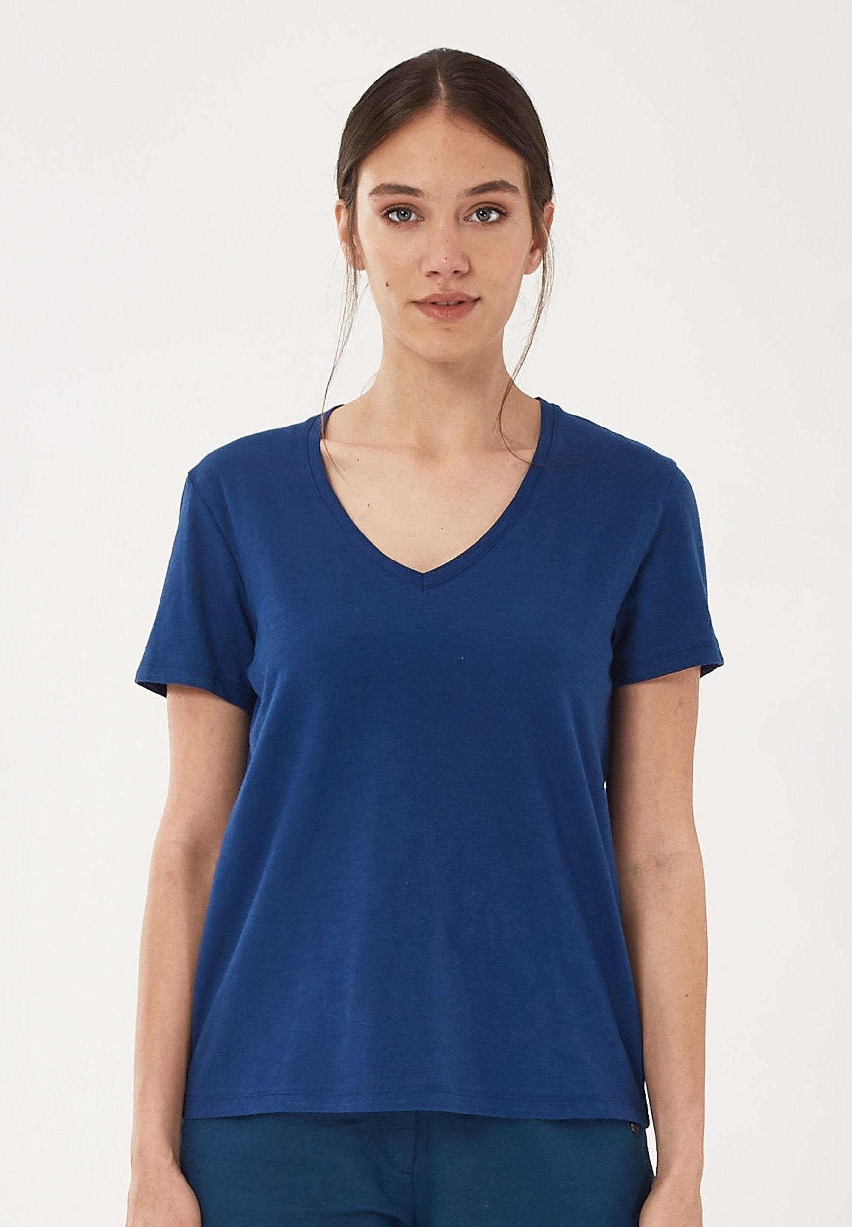 Basic T-Shirt aus Bio-Baumwolle mit V-Ausschnitt | Nachhaltige Damenmode