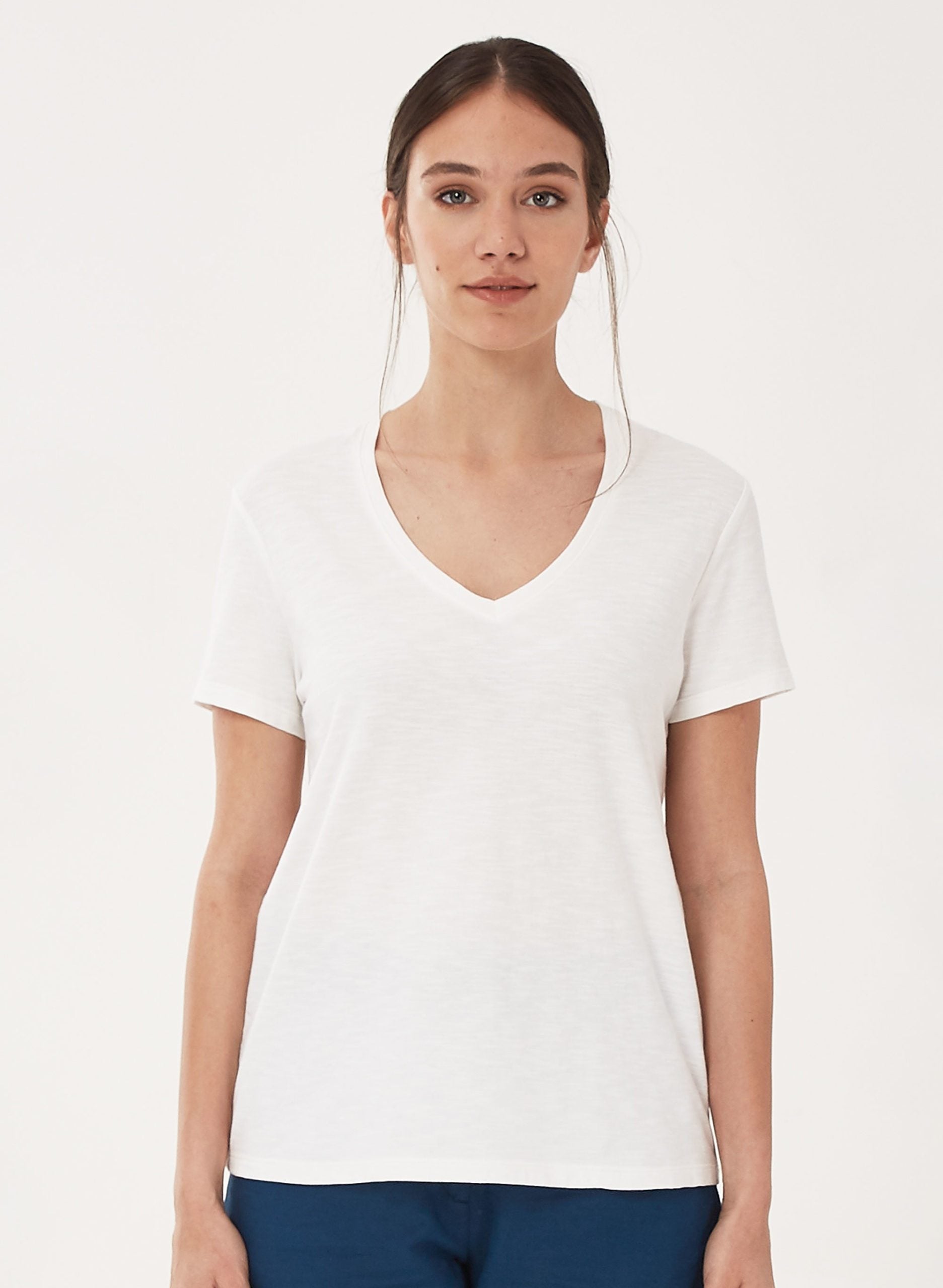 Basic T-Shirt aus Bio-Baumwolle mit V-Ausschnitt | Nachhaltige Damenmode