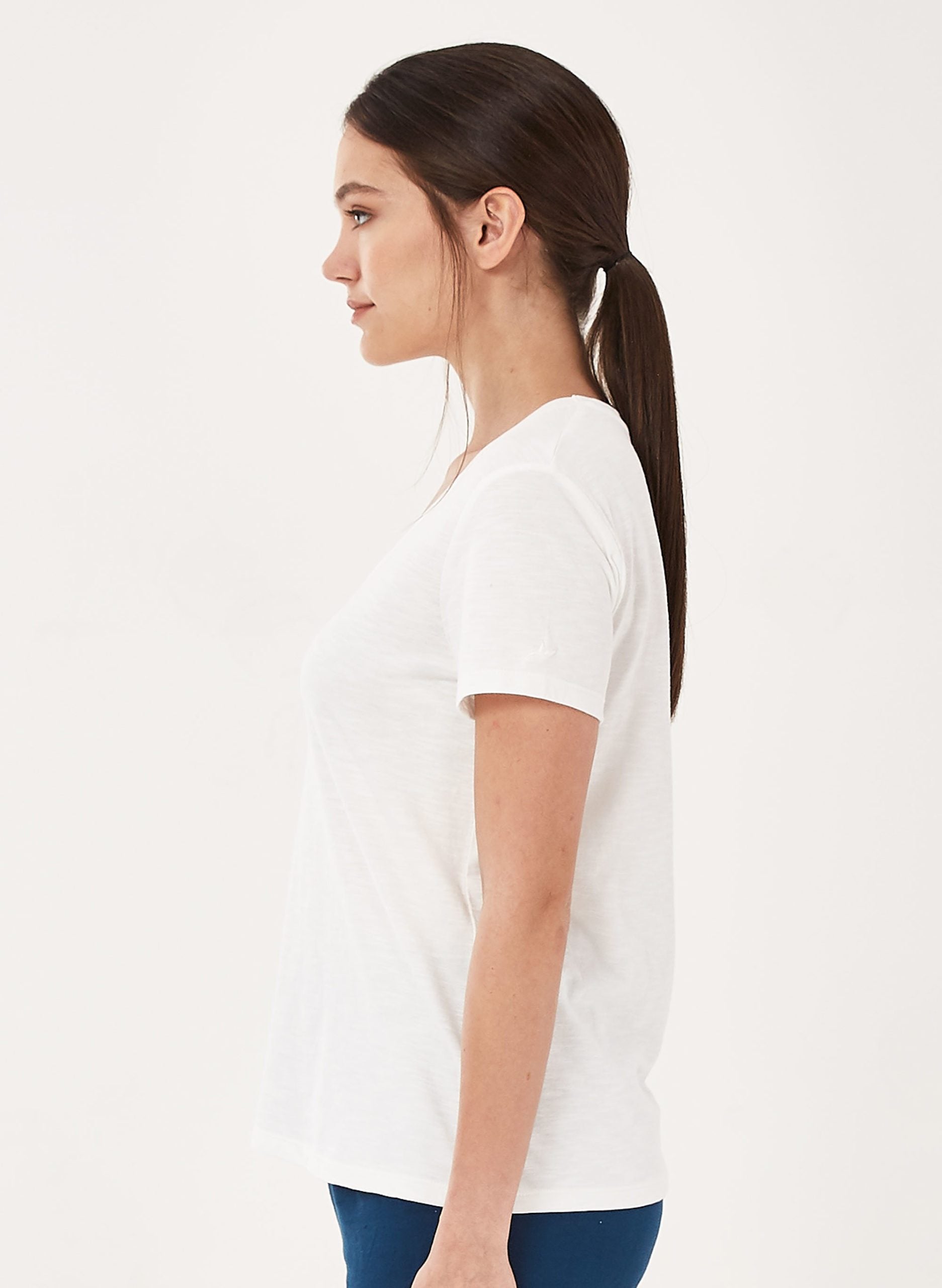 Basic T-Shirt aus Bio-Baumwolle mit V-Ausschnitt