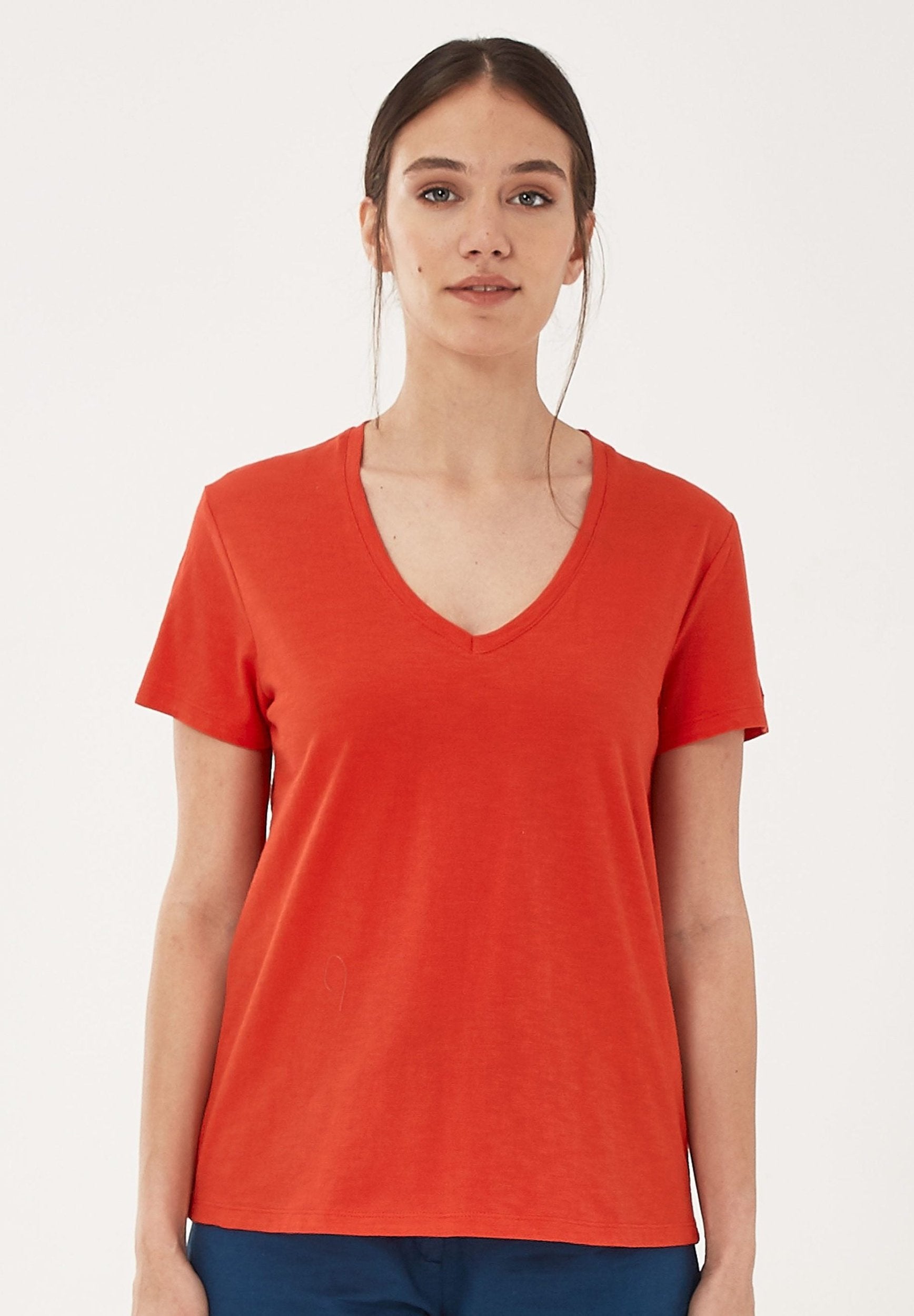 Basic T-Shirt aus Bio-Baumwolle mit V-Ausschnitt | Nachhaltige Mode Damen