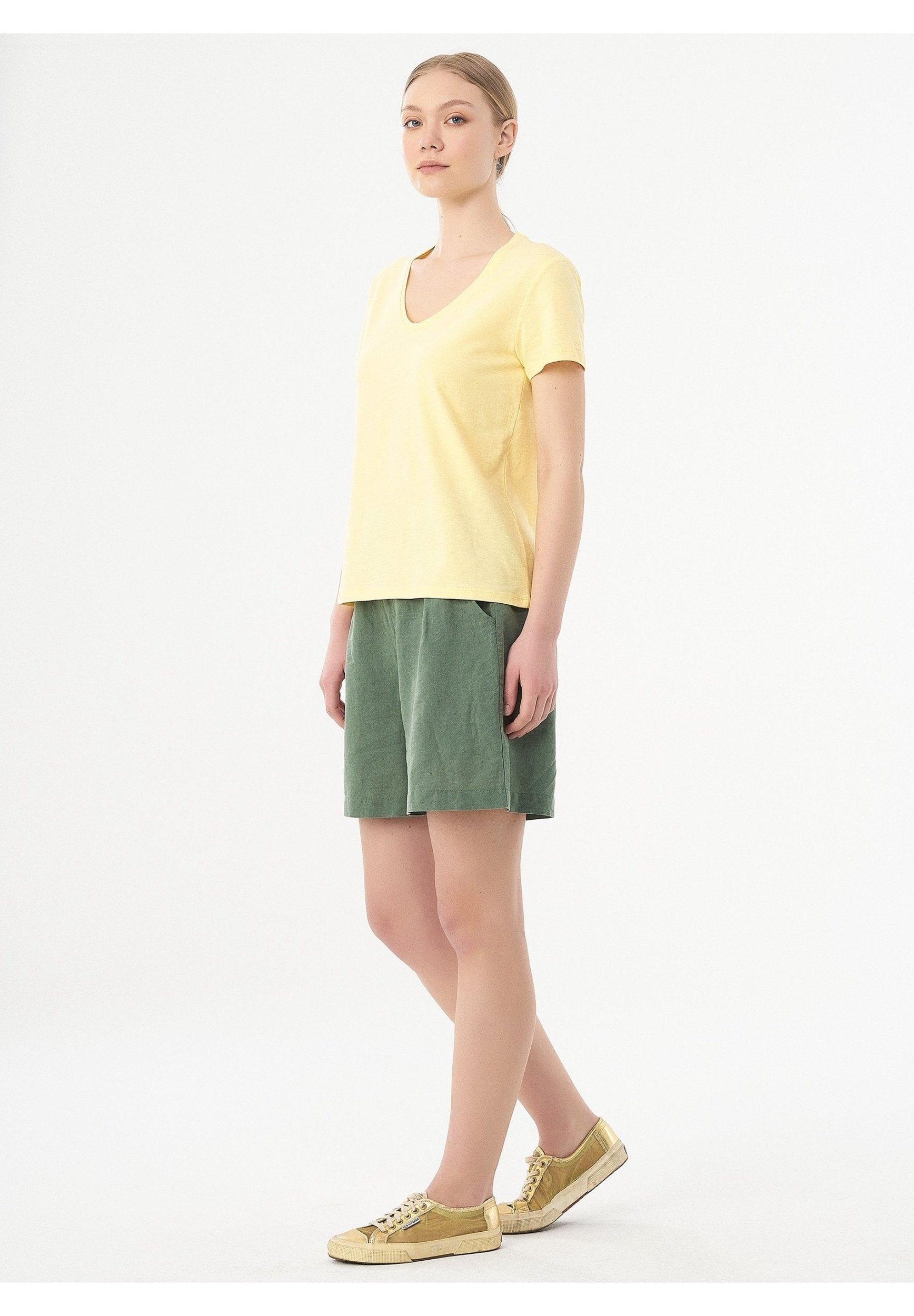 Basic T-Shirt aus Bio-Baumwolle mit V-Ausschnitt