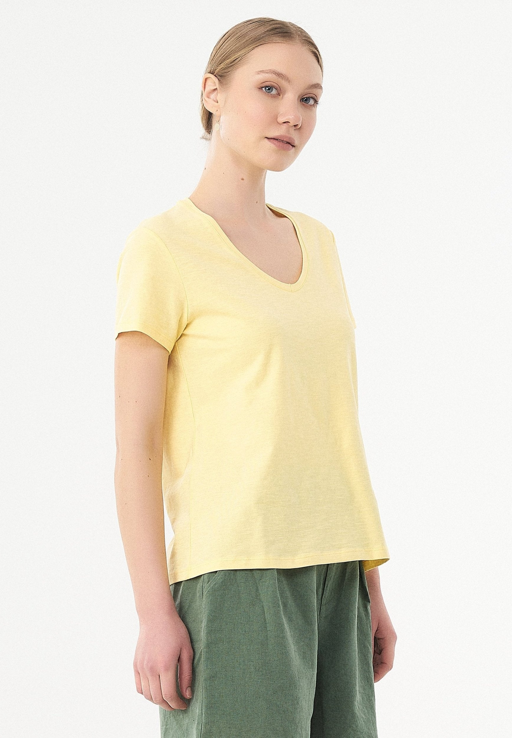 Basic T-Shirt aus Bio-Baumwolle mit V-Ausschnitt