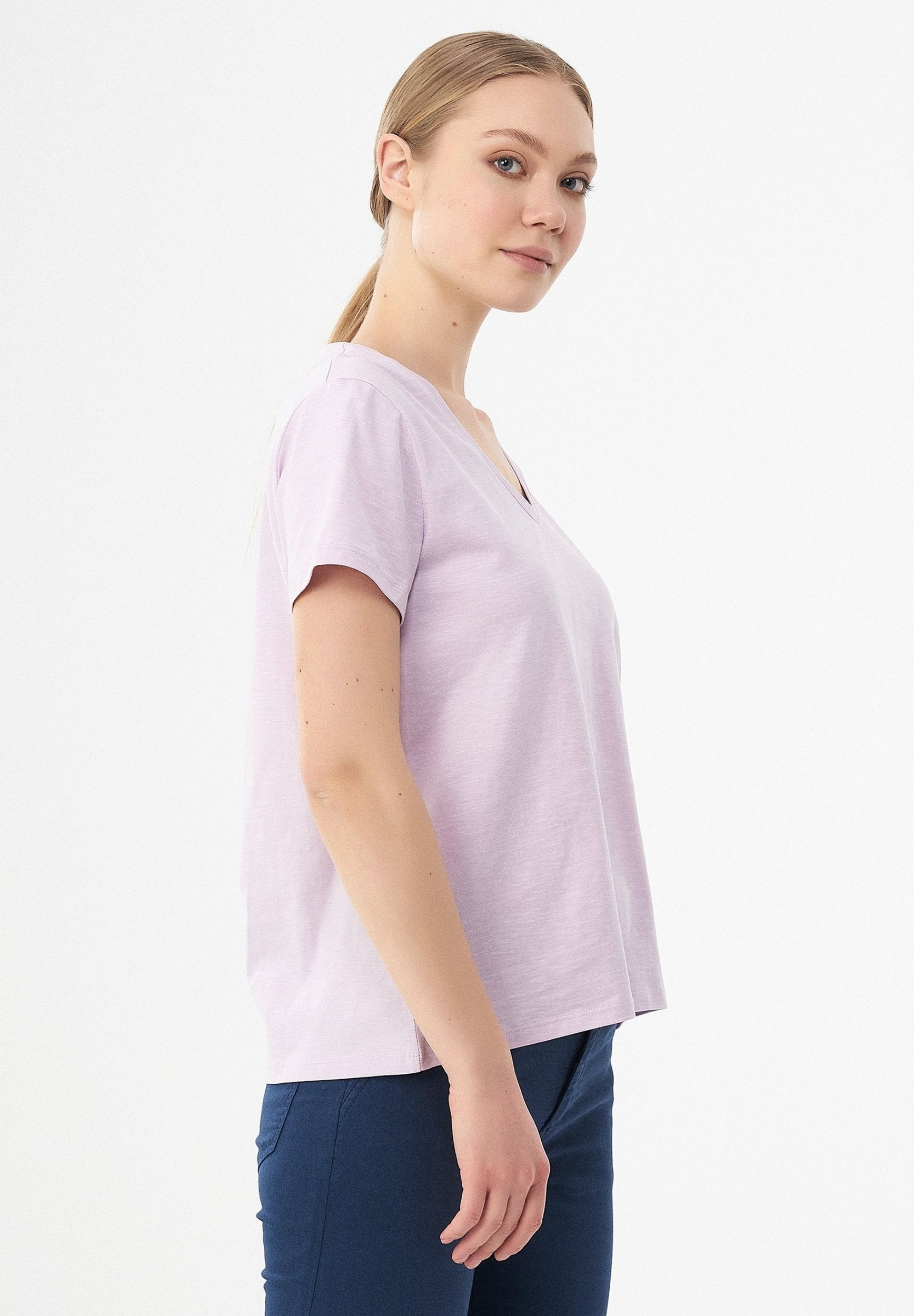 Basic T-Shirt aus Bio-Baumwolle mit V-Ausschnitt