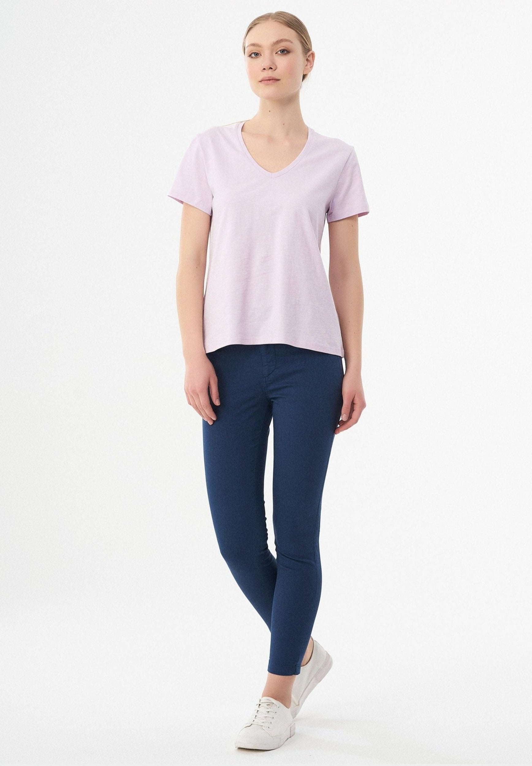 Basic T-Shirt aus Bio-Baumwolle mit V-Ausschnitt