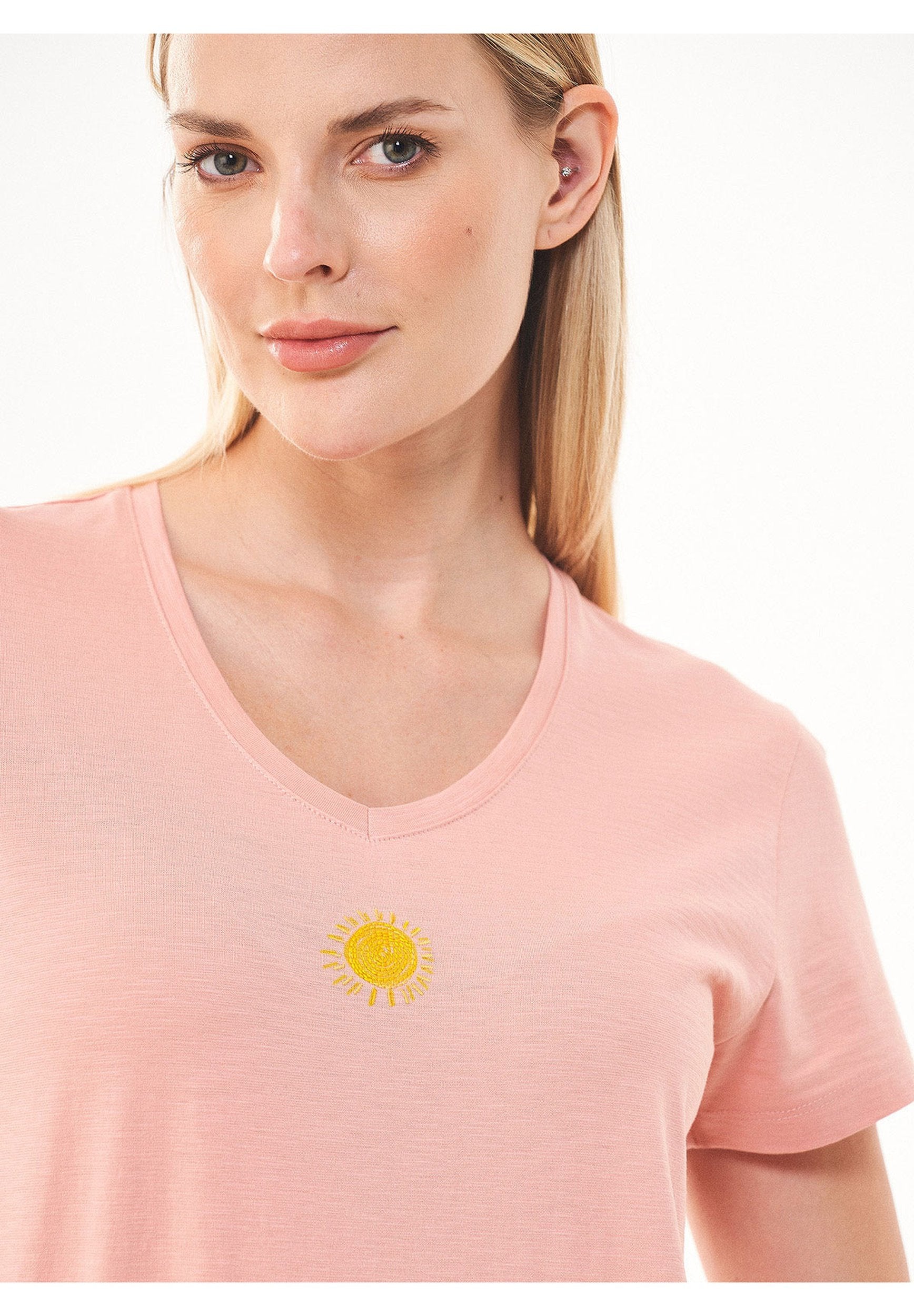T-Shirt aus Bio-Baumwolle mit Solar-Stickerei