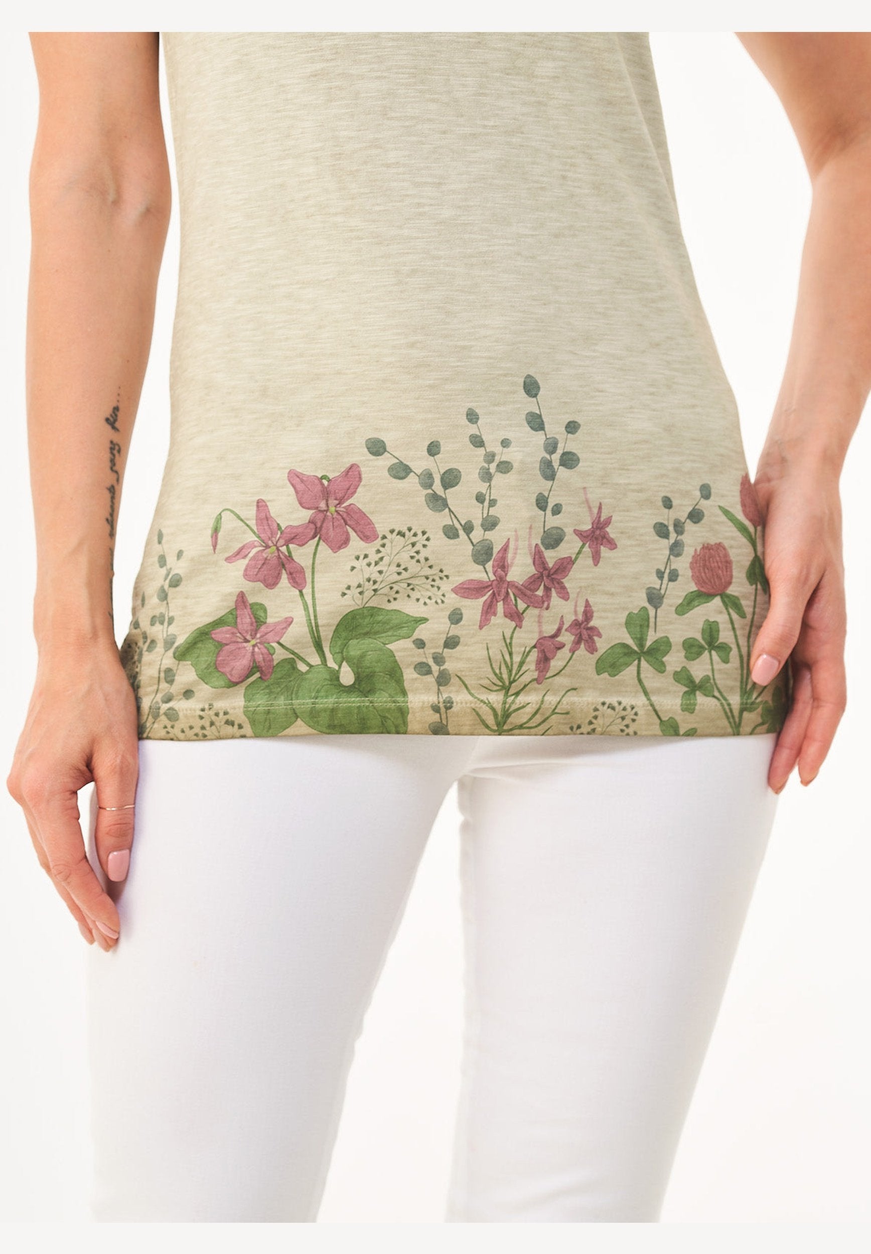 Garment Dyed T-Shirt aus Bio-Baumwolle mit Blume-Print