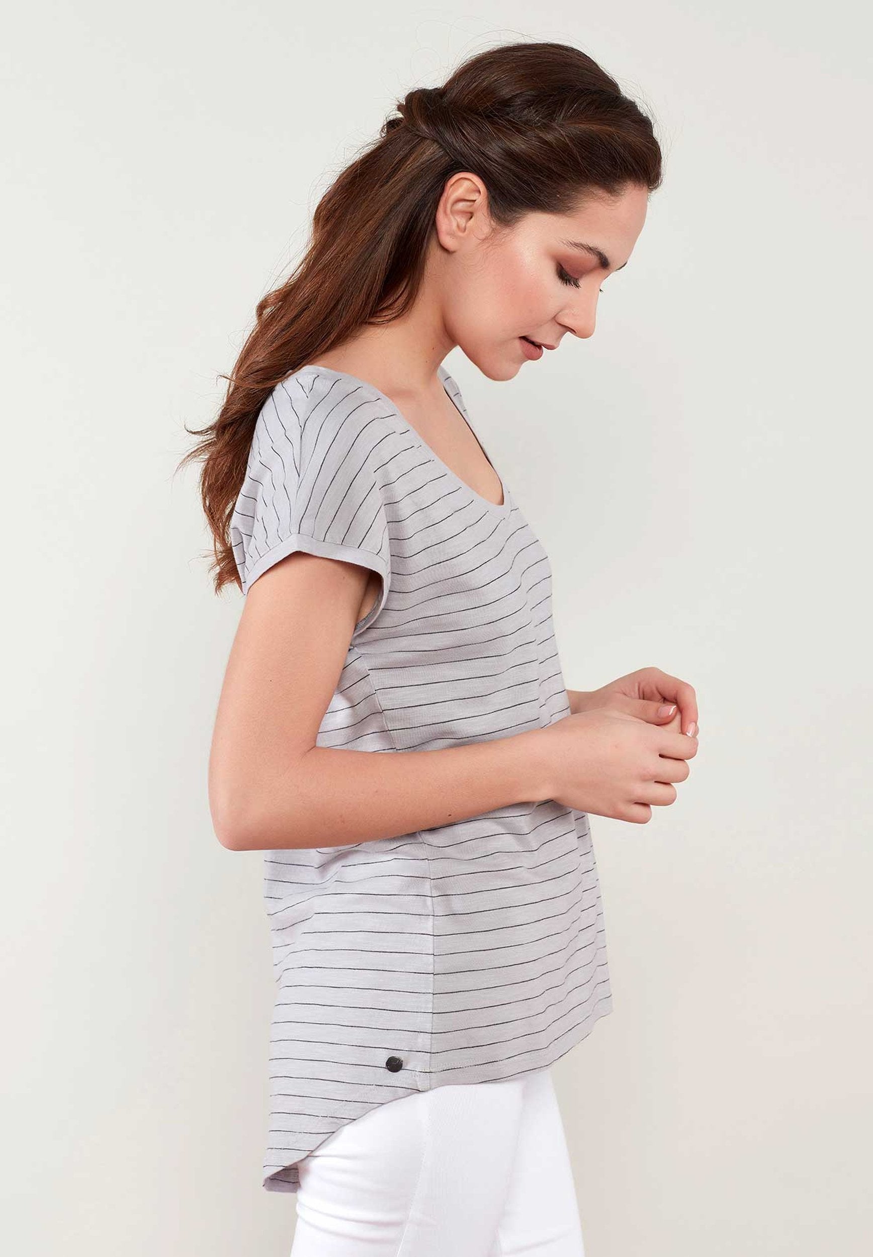 Gestreiftes T-Shirt aus Bio-Baumwolle mit längerem Rückenteil