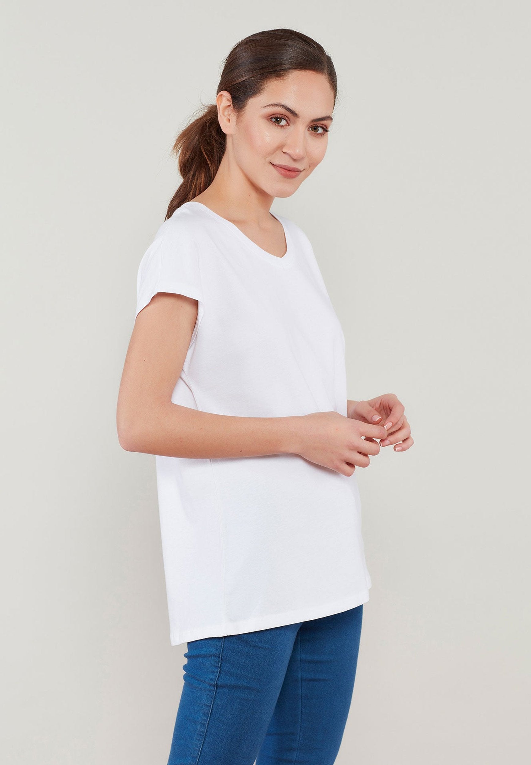 Basic T-Shirt aus Bio-Baumwolle mit V-Ausschnitt