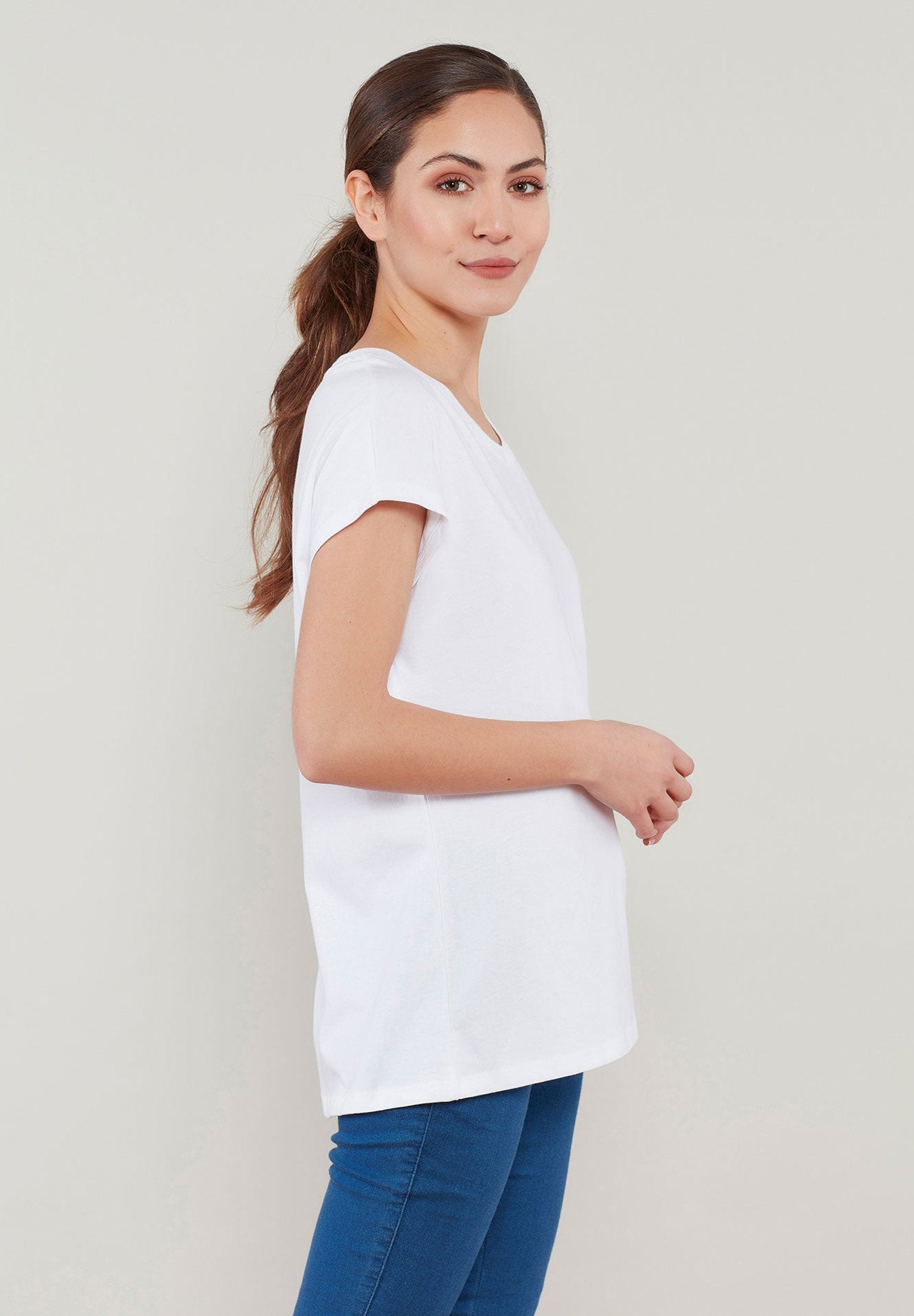 Basic T-Shirt aus Bio-Baumwolle mit V-Ausschnitt