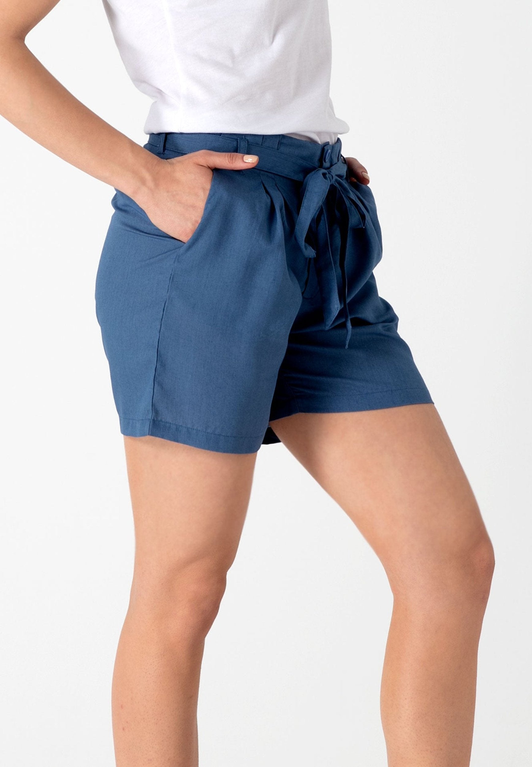 Shorts aus TENCEL™ Lyocell mit Bindegürtel