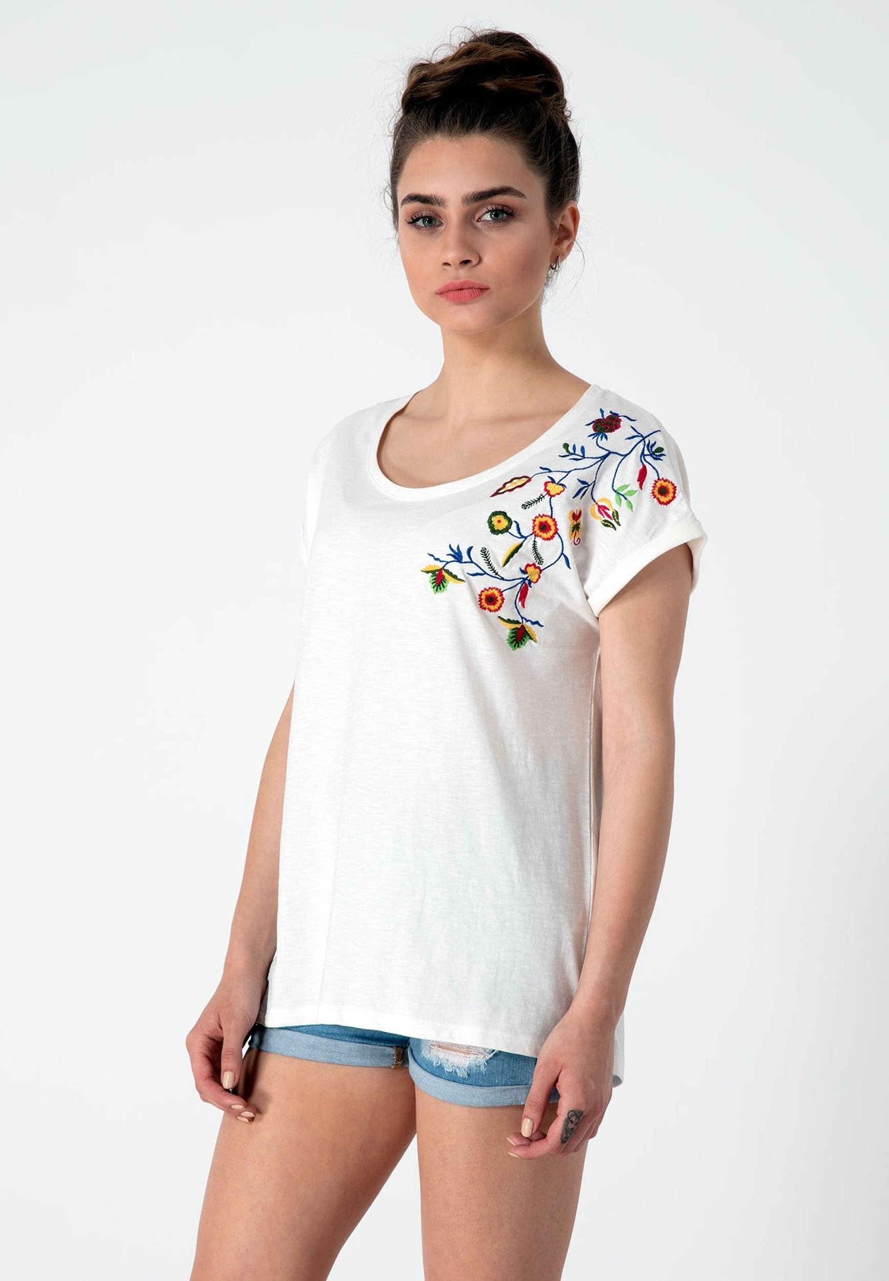 T-Shirt aus Bio-Baumwolle mit aufgesticktem Blumenmotiv
