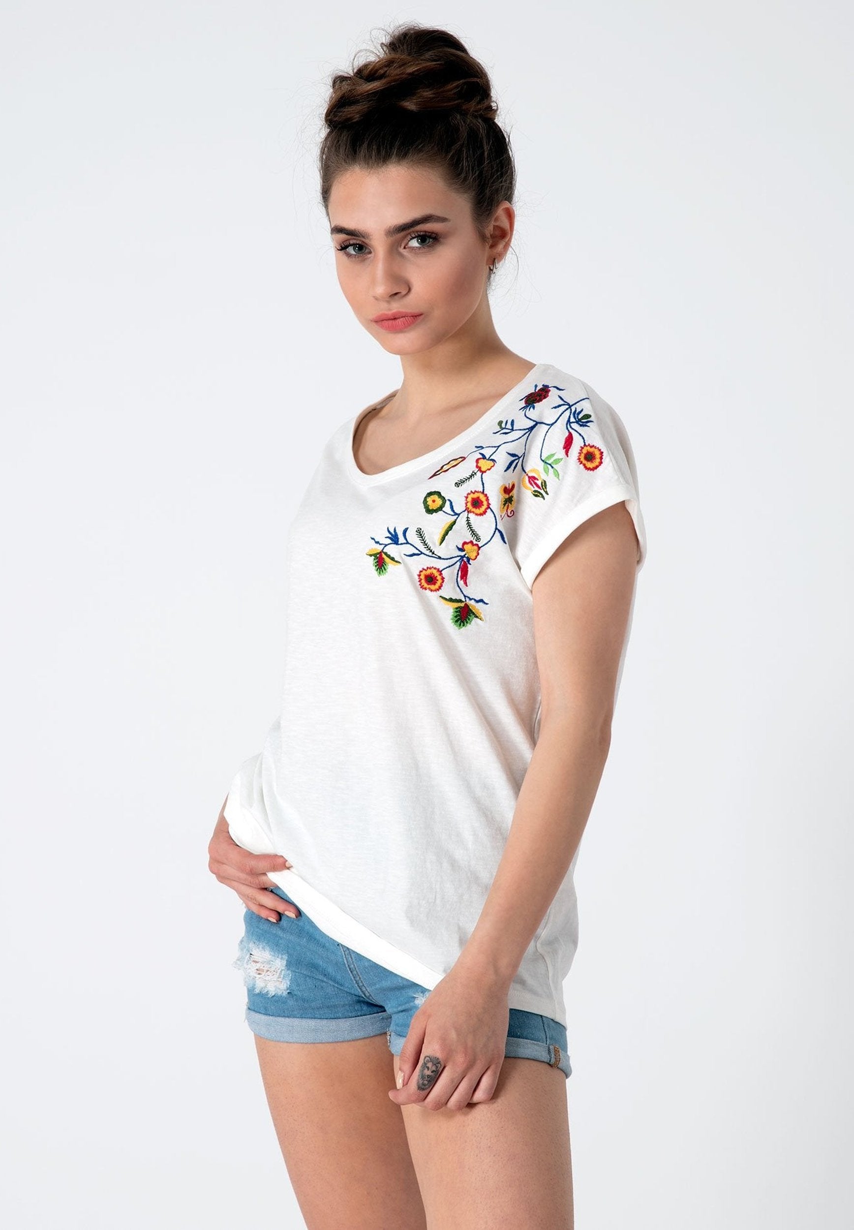 T-Shirt aus Bio-Baumwolle mit aufgesticktem Blumenmotiv