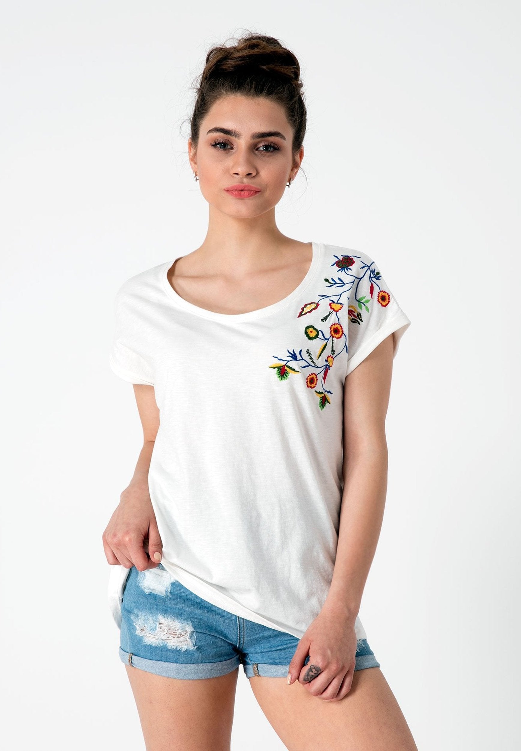 T-Shirt aus Bio-Baumwolle mit aufgesticktem Blumenmotiv