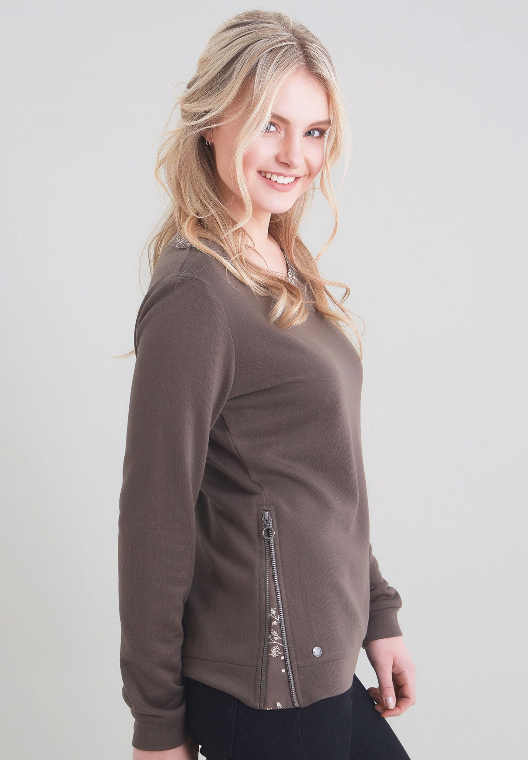 Sweatshirt mit aufwendigen Kontrast-Details an Kragen und Bund aus Bio-Baumwolle