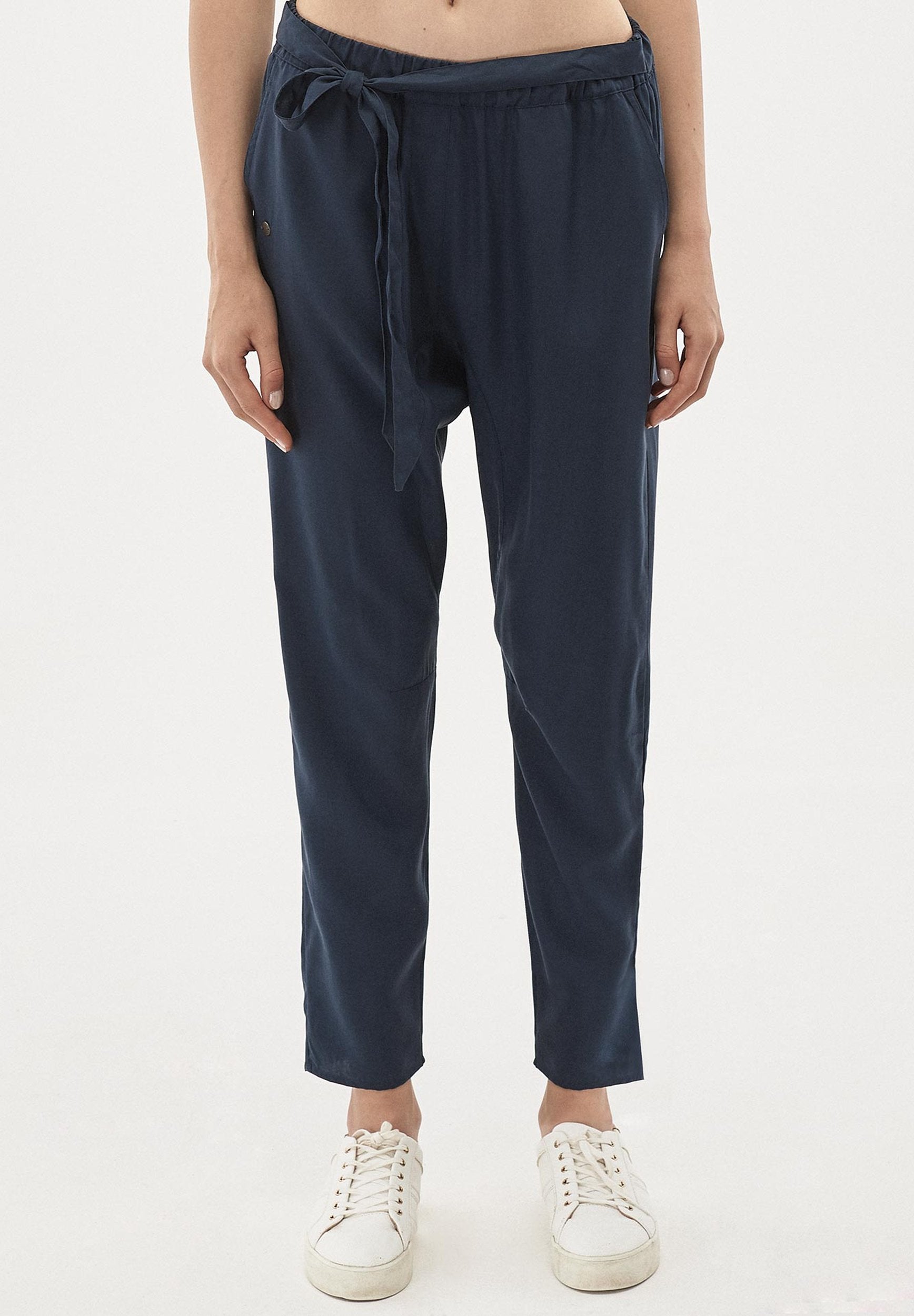 Hose aus TENCEL™ Lyocell mit Gürtel