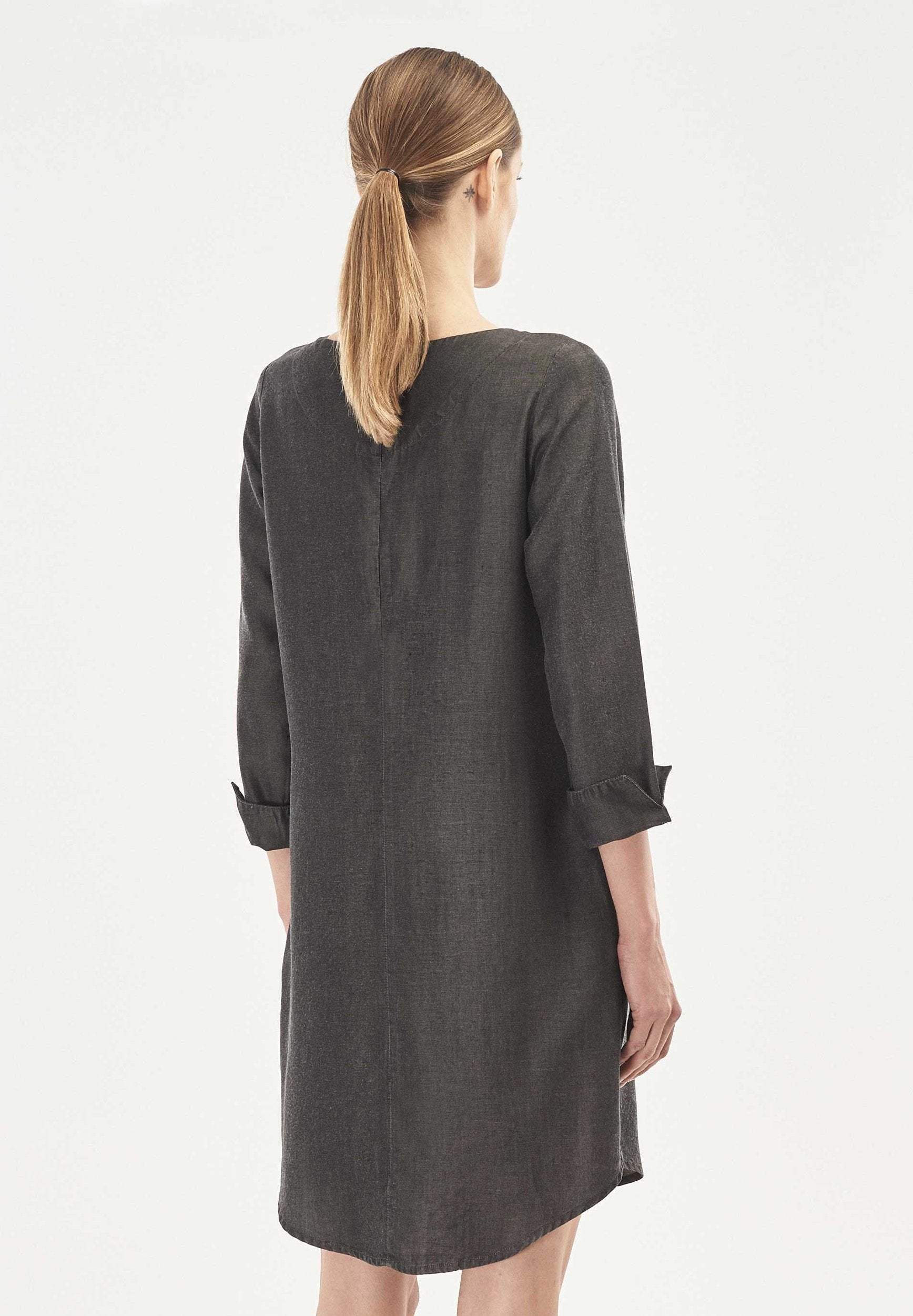 Kleid aus TENCEL™ Lyocell Denim mit seitlichen Eingrifftaschen