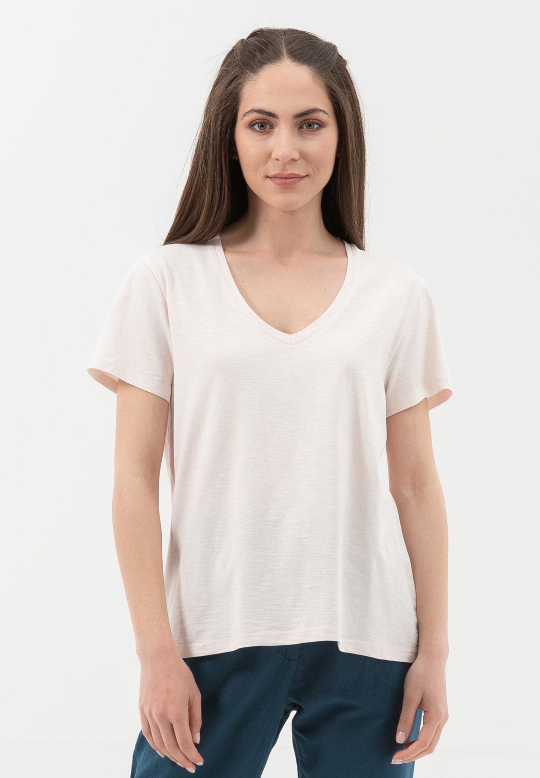 Basic T-Shirt aus Bio-Baumwolle mit V-Ausschnitt | Nachhaltige Damenmode