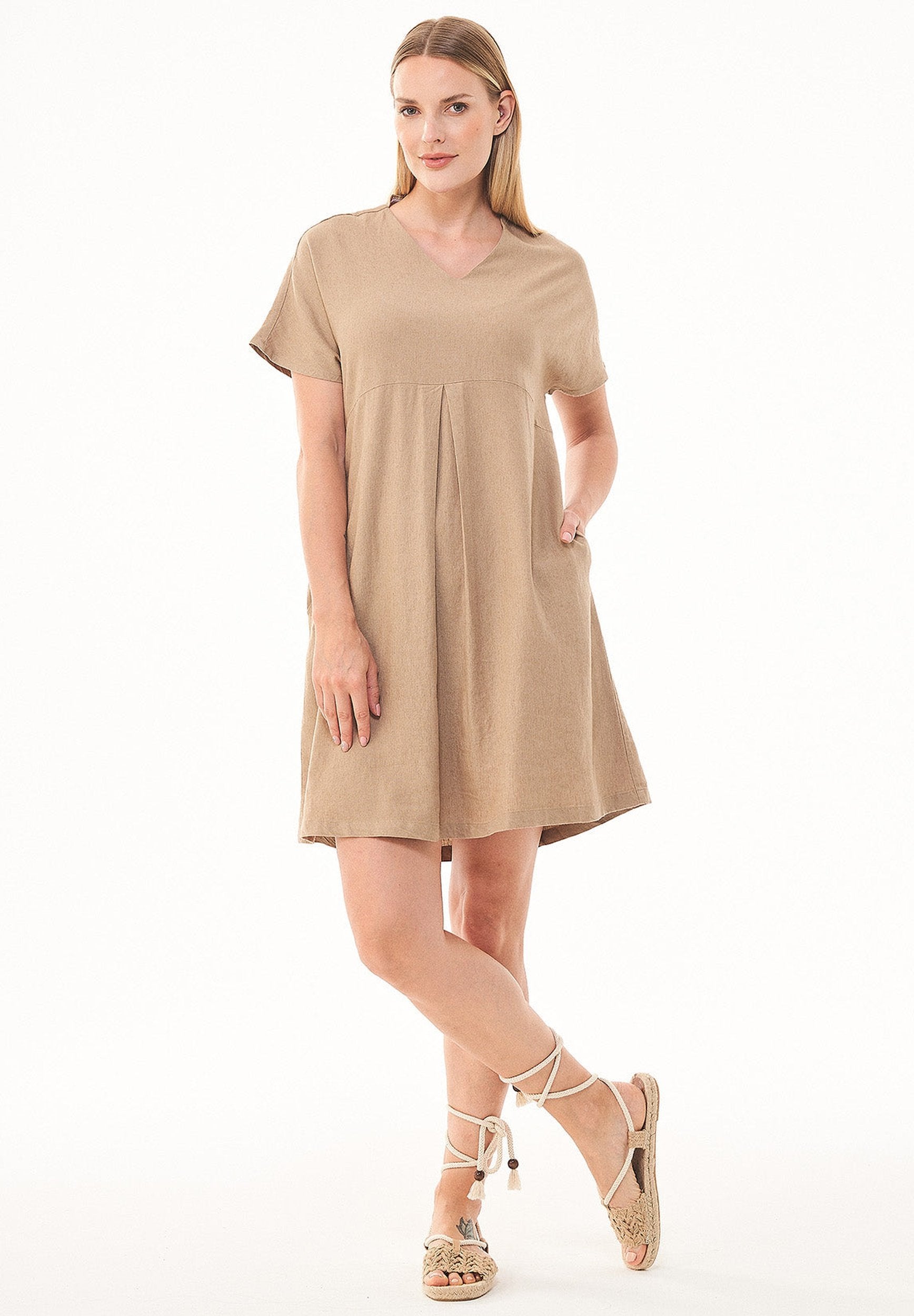Kleid aus LENZING™ ECOVERO™ Viskose und Leinen