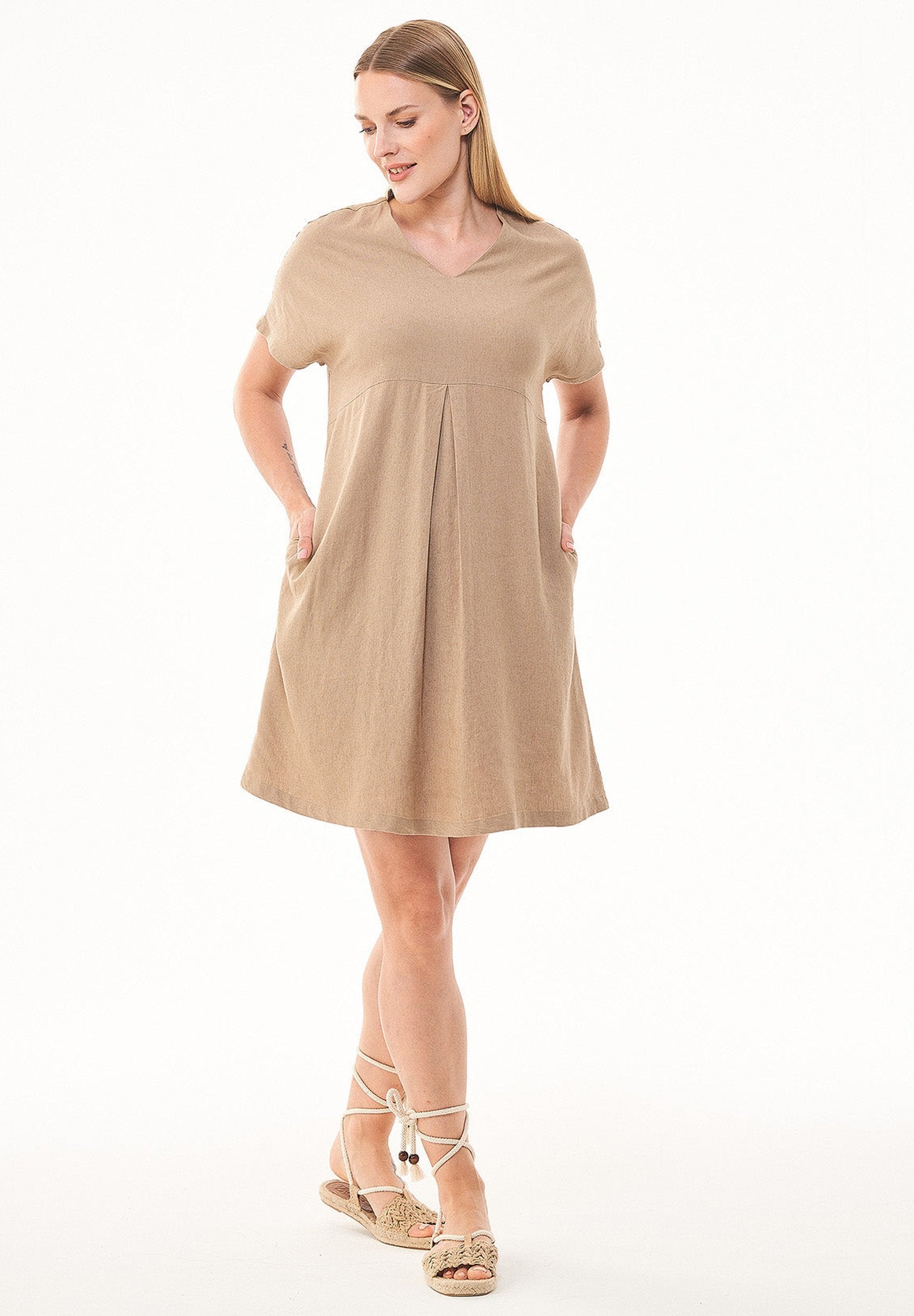 Kleid aus LENZING™ ECOVERO™ Viskose und Leinen